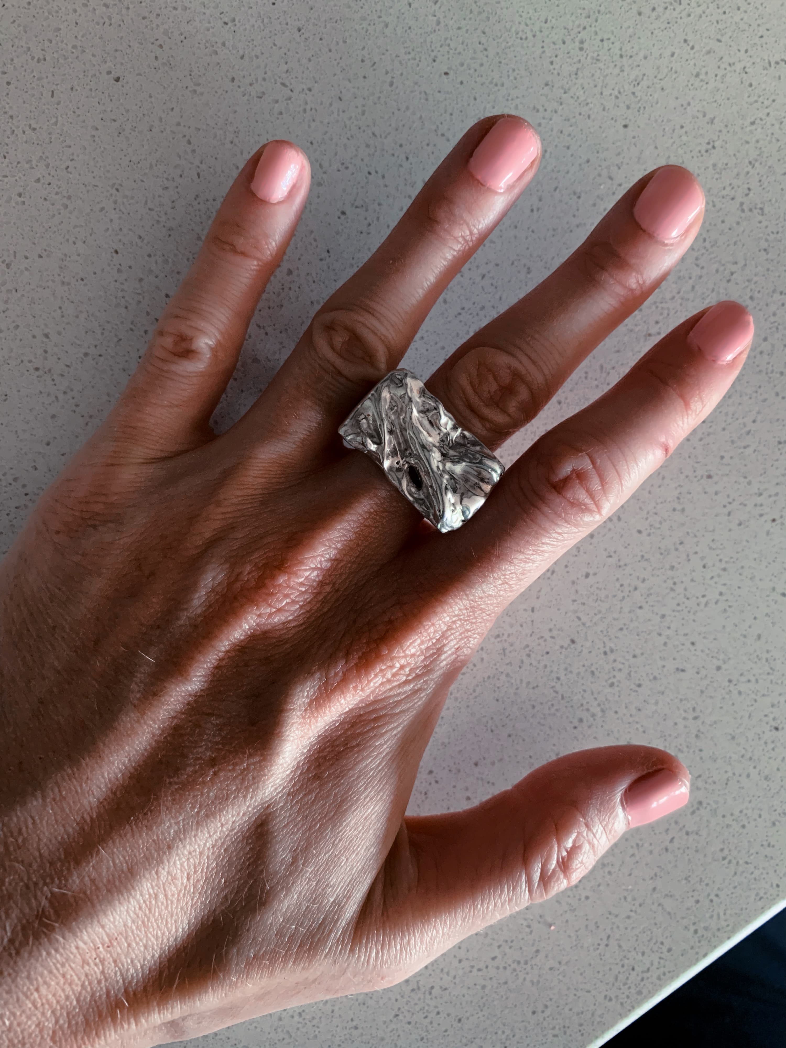 Anillo Caos artesanal de plata 950, pieza única chilena elaborada en cera perdida por orfebre de Santiago