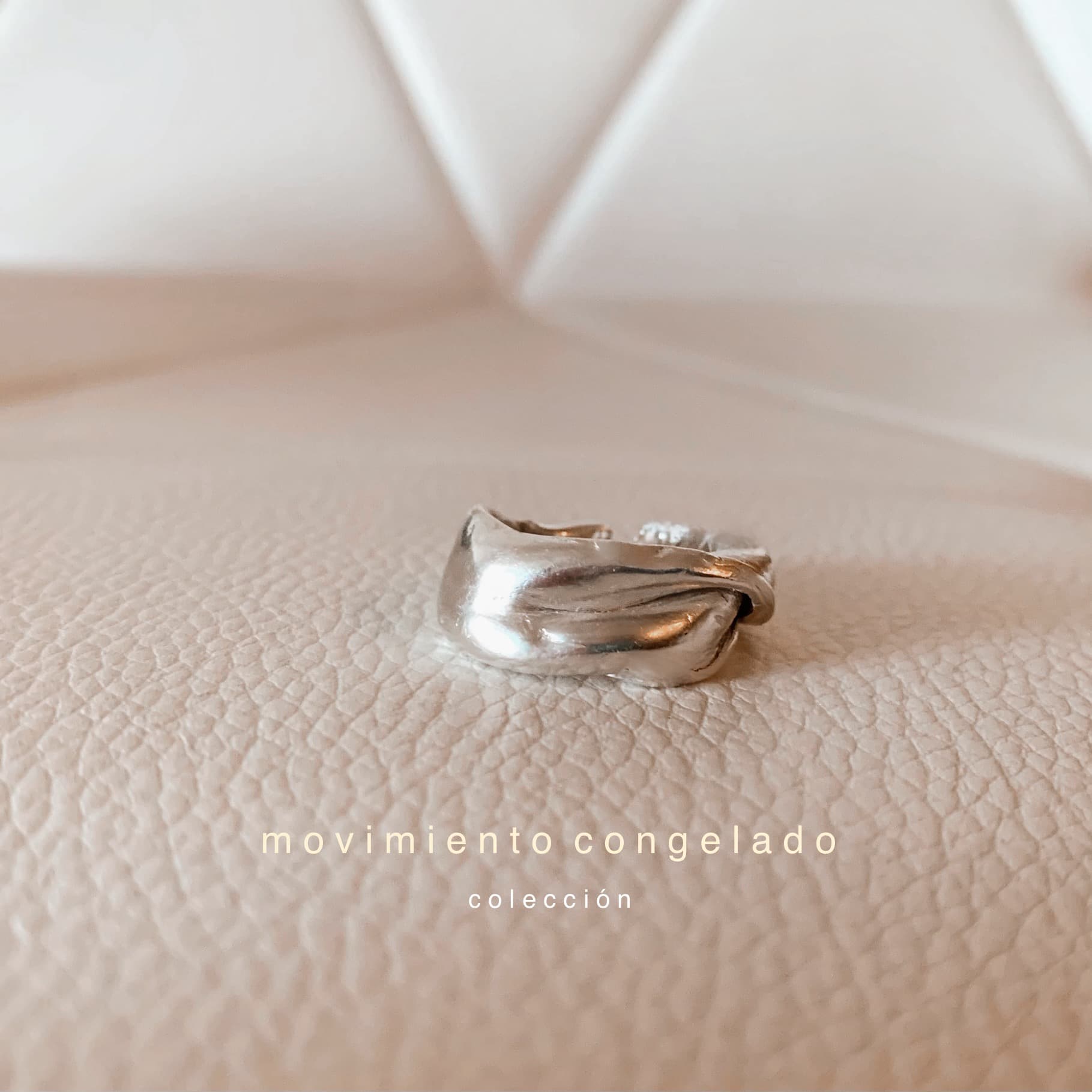 Anillo de plata 950 artesanal único Movimiento Congelado, orfebrería chilena hecha a mano en Santiago