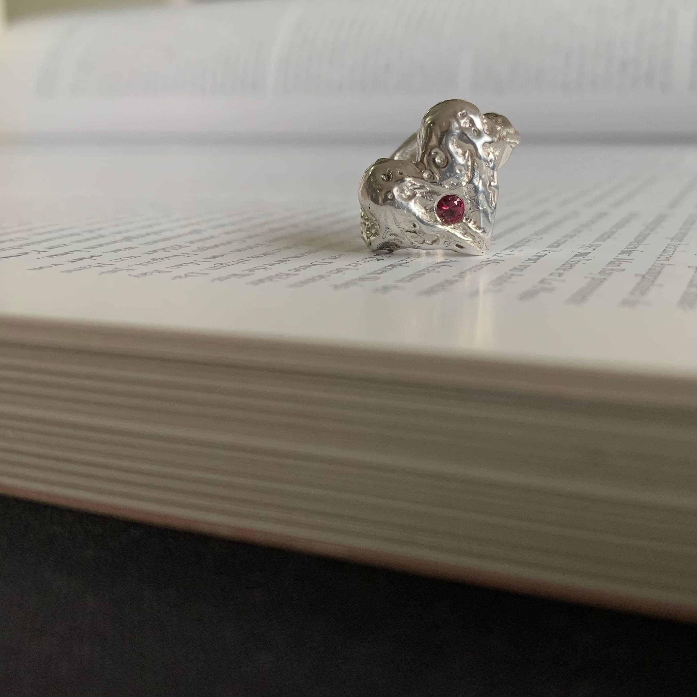 Anillo de plata 950 hecho a mano por orfebre artesanal chilena con zafiro, técnica de orfebrería tradicional