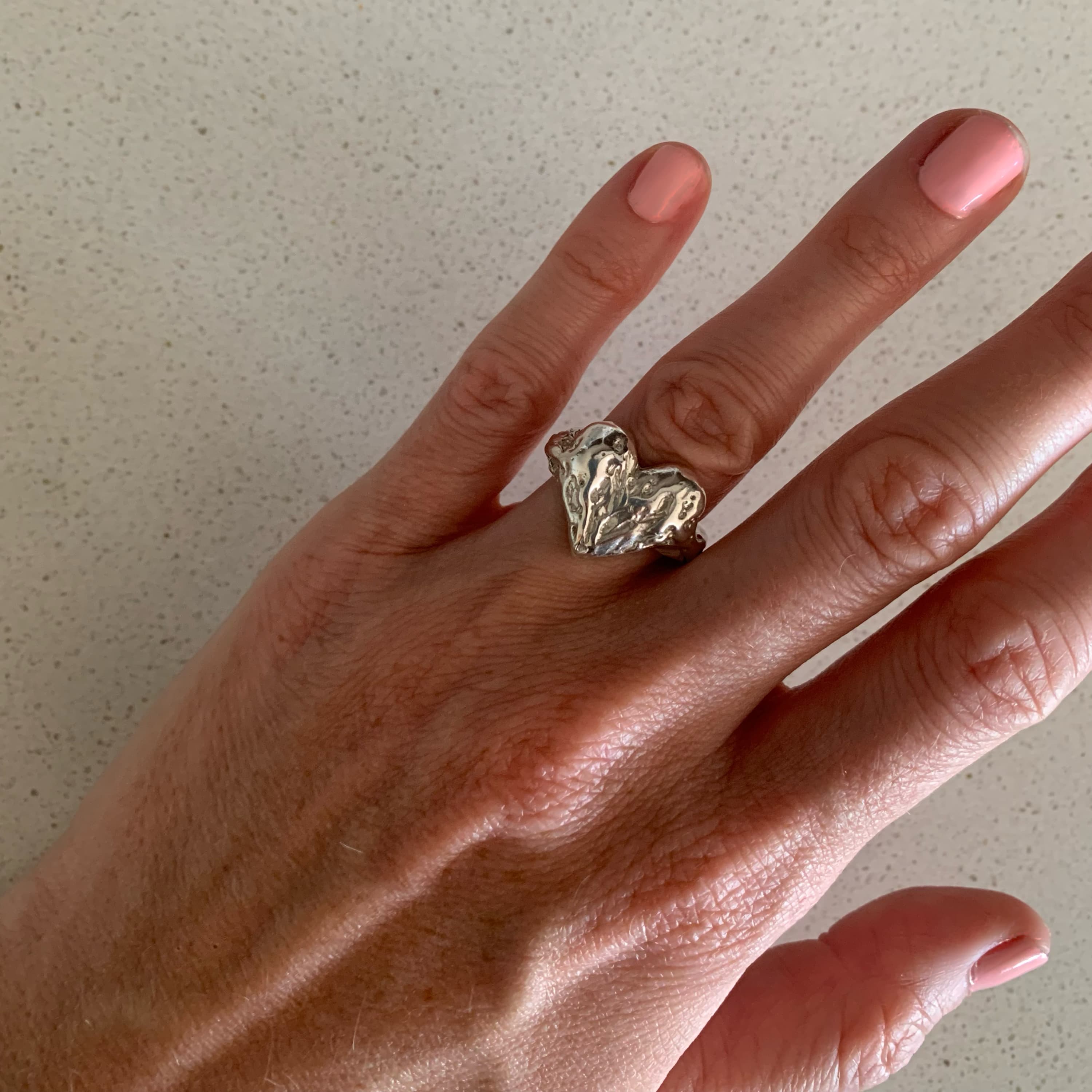 Anillo de plata 950 artesanal chileno Alma Zafiro, orfebrería hecha a mano por artesana de Santiago