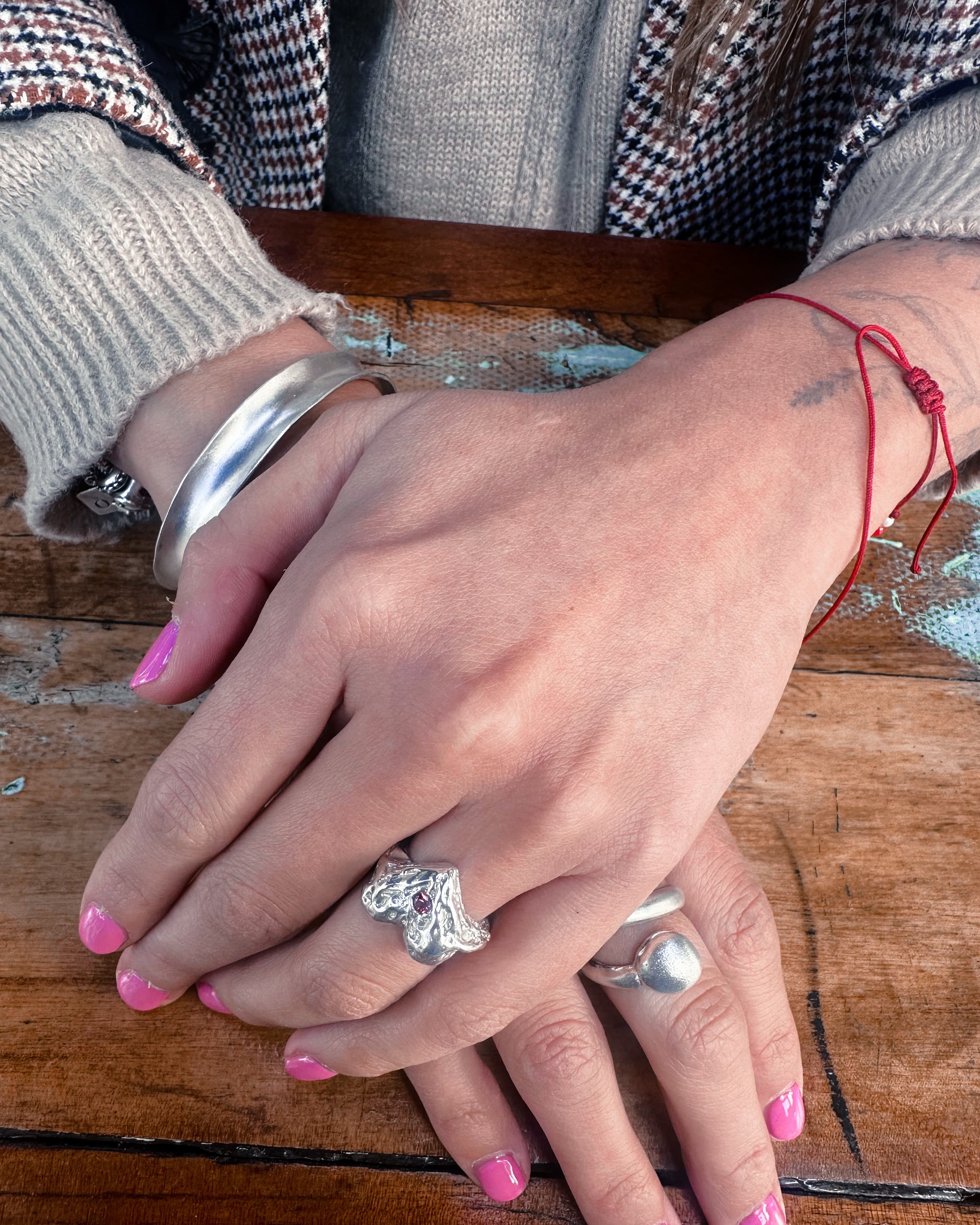 Anillo de plata 950 artesanal chileno Alma Zafiro, orfebrería hecha a mano en Santiago por Camila Torres Puga