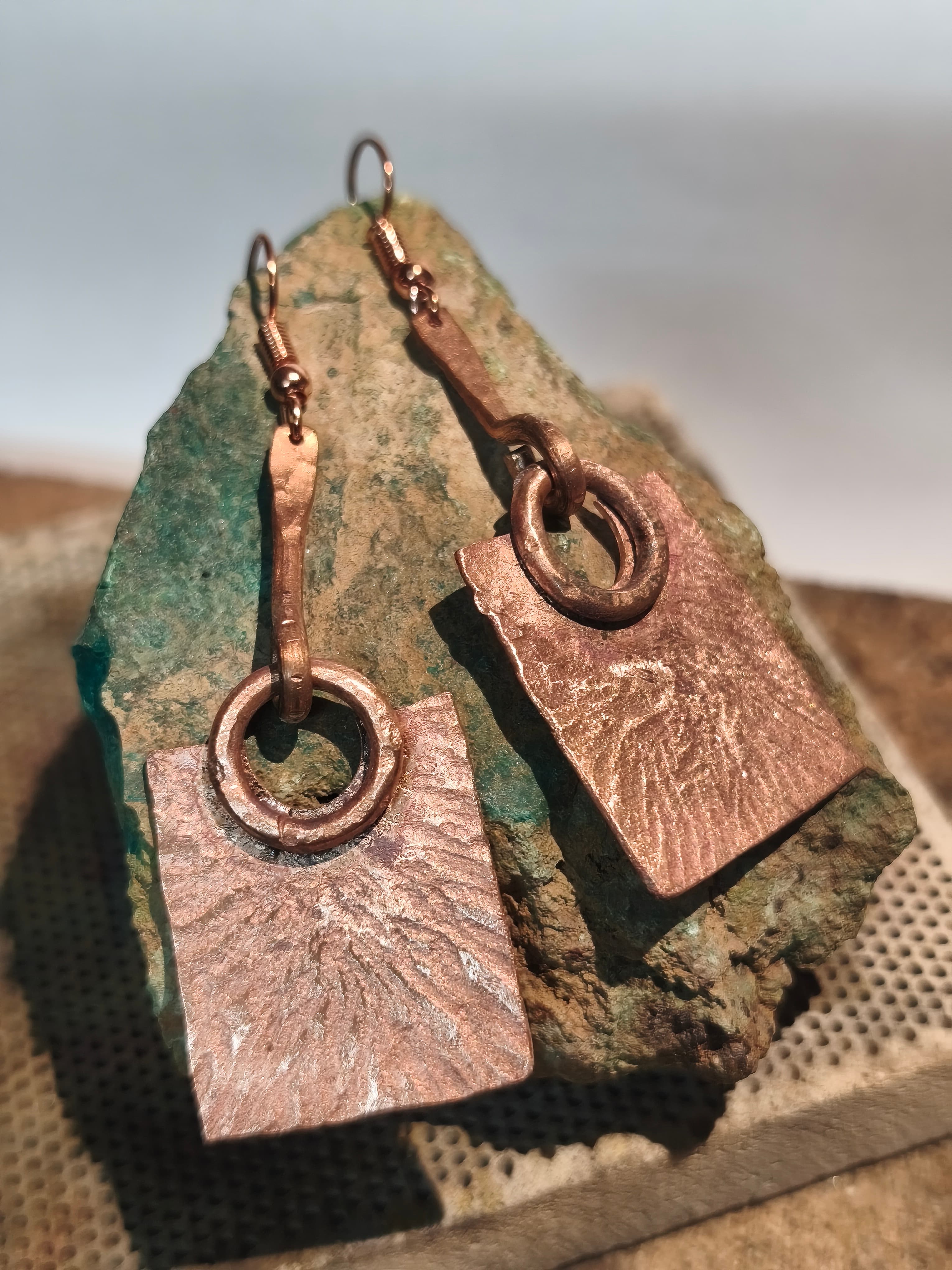 Aros Colgantes Geométricos con Textura Martillada - 2