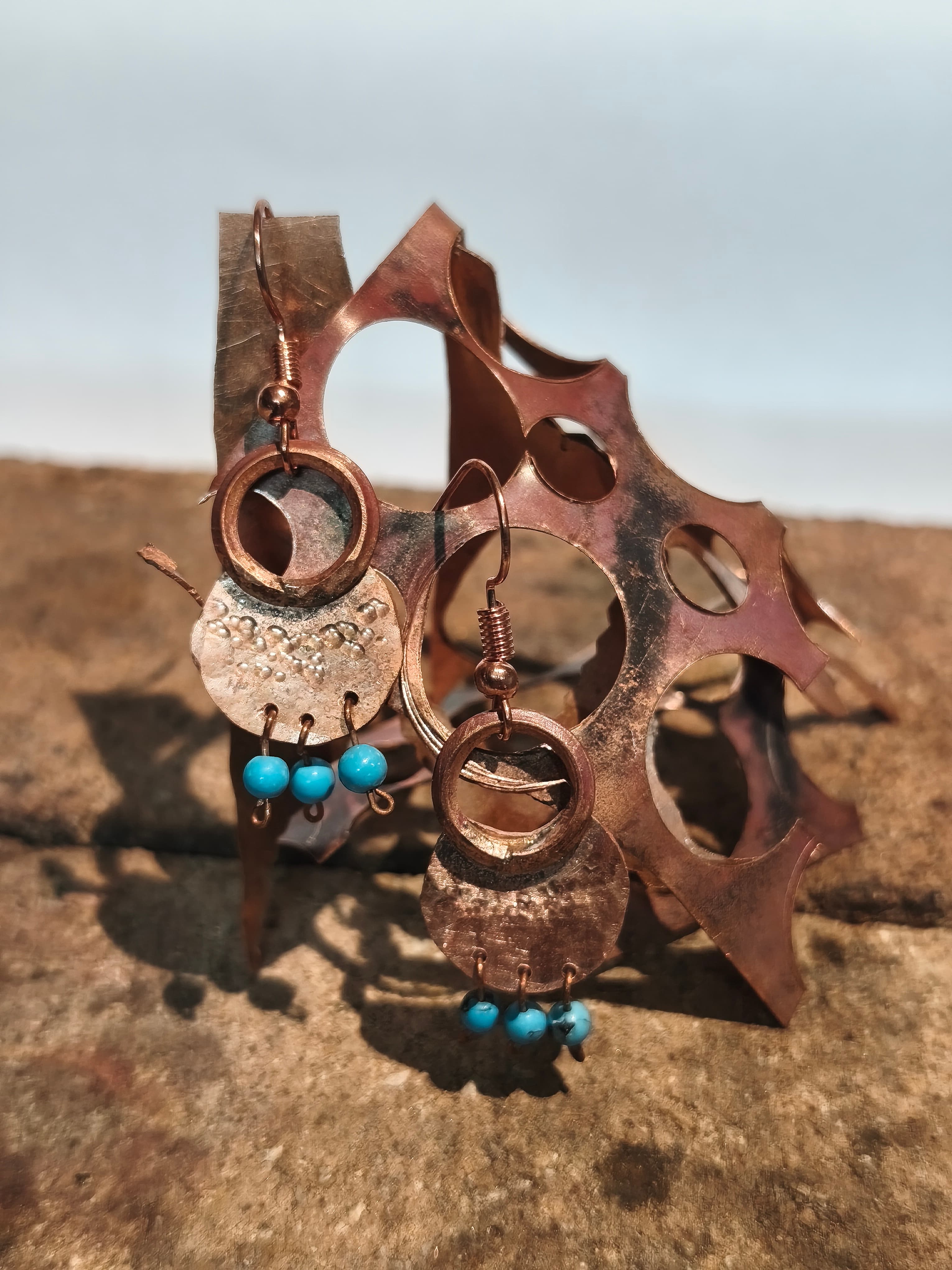 Aros Bohemios de Cobre Martillado con Turquesas Colgantes