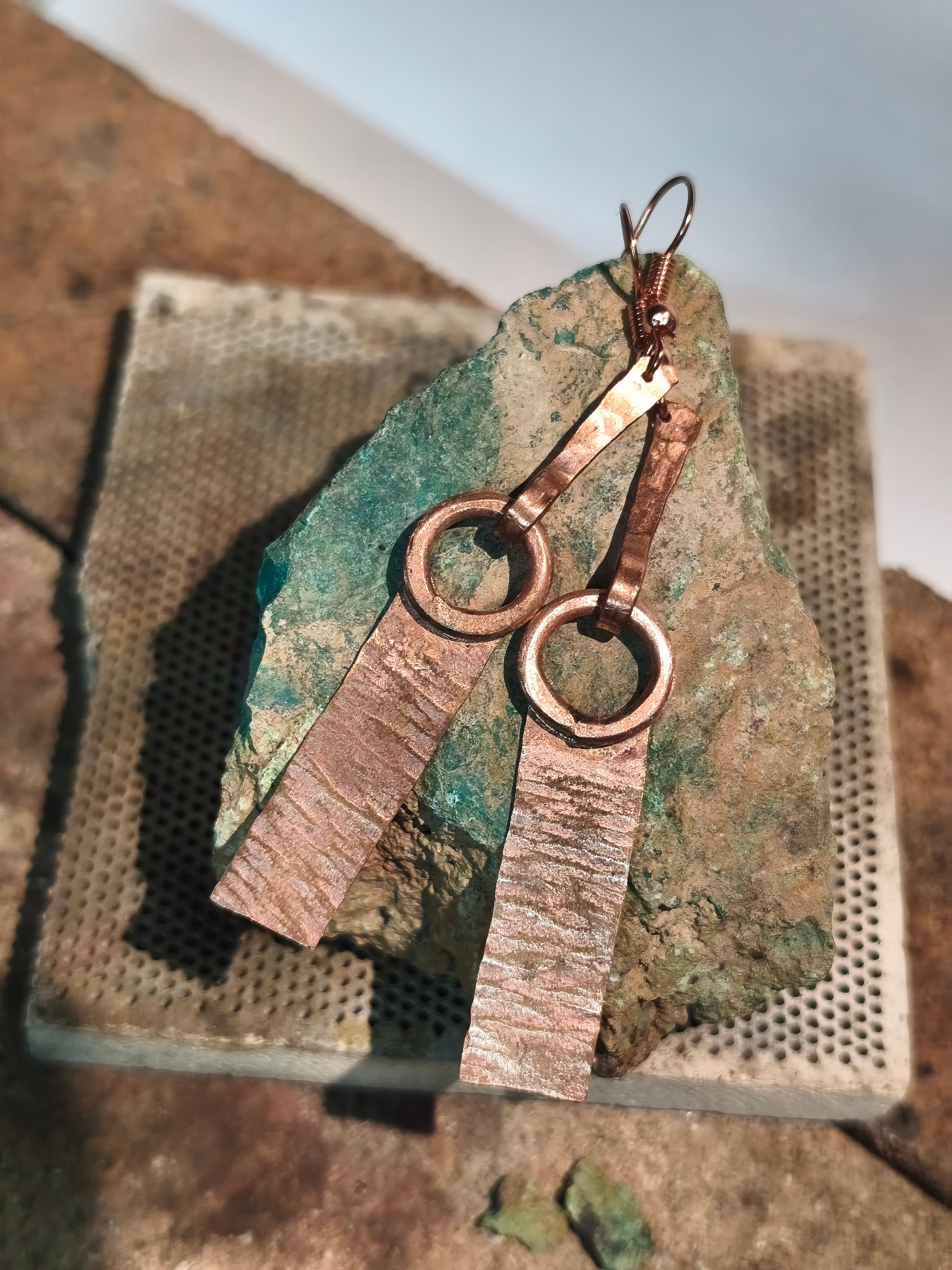 Aros Lineales de Cobre con Texturas Horizontales y Movimiento Fluido