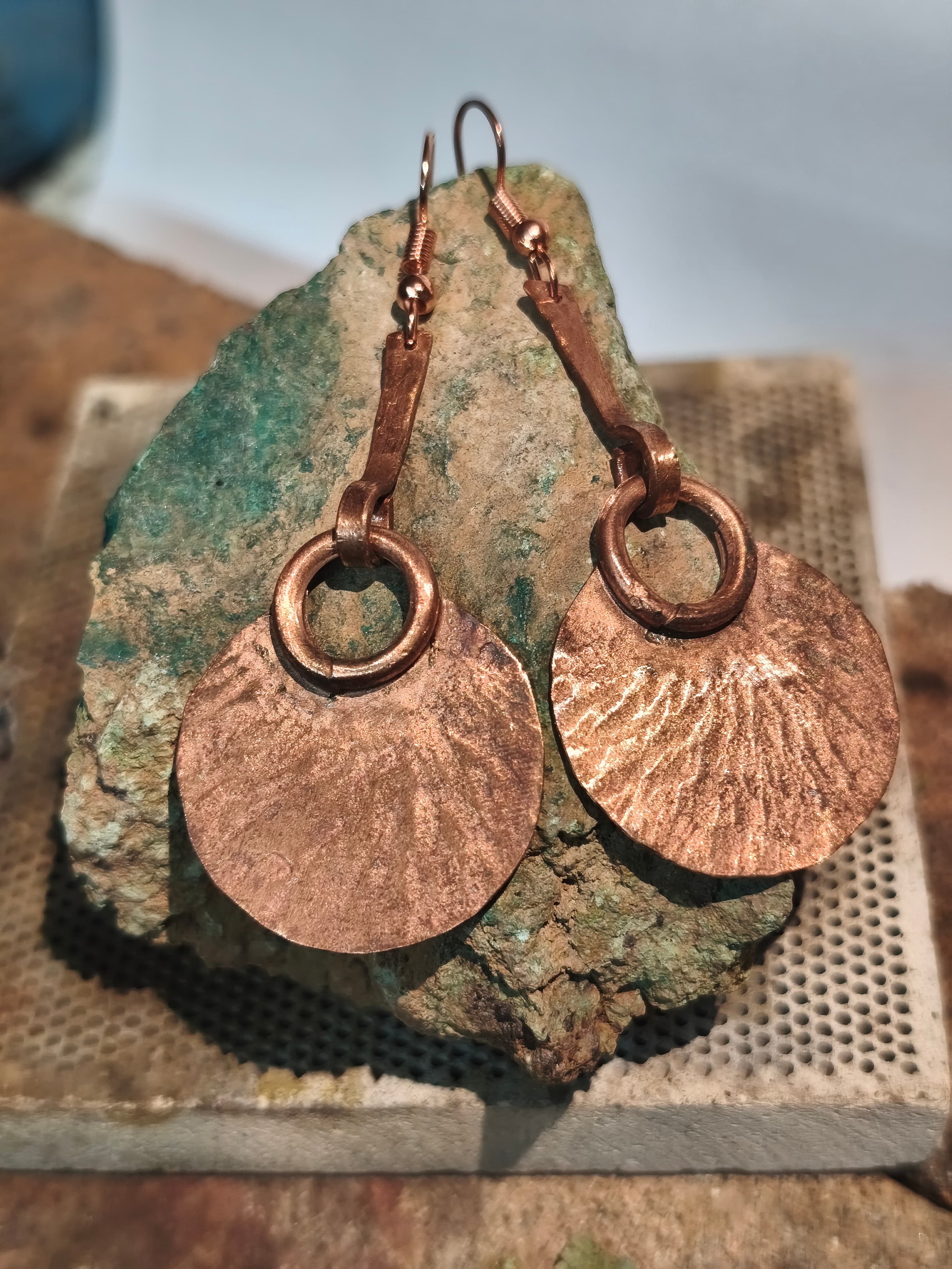 Aros de cobre martillado artesanales con textura radiante, joyería chilena hecha a mano en Maule
