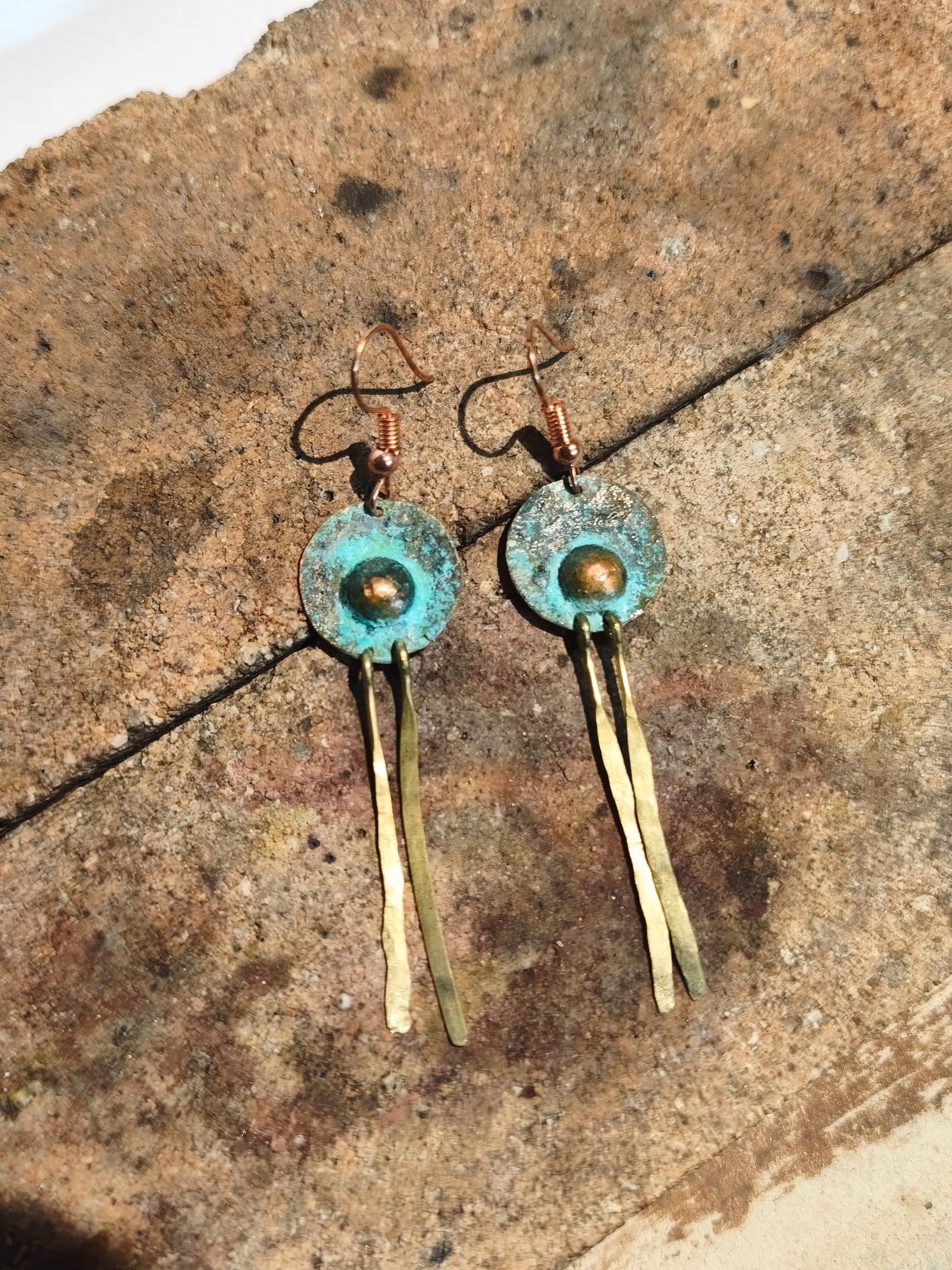 Aros largos cobre oxidado bronce martillado artesanales chilenos únicos Pamela Rodríguez joyería Maule