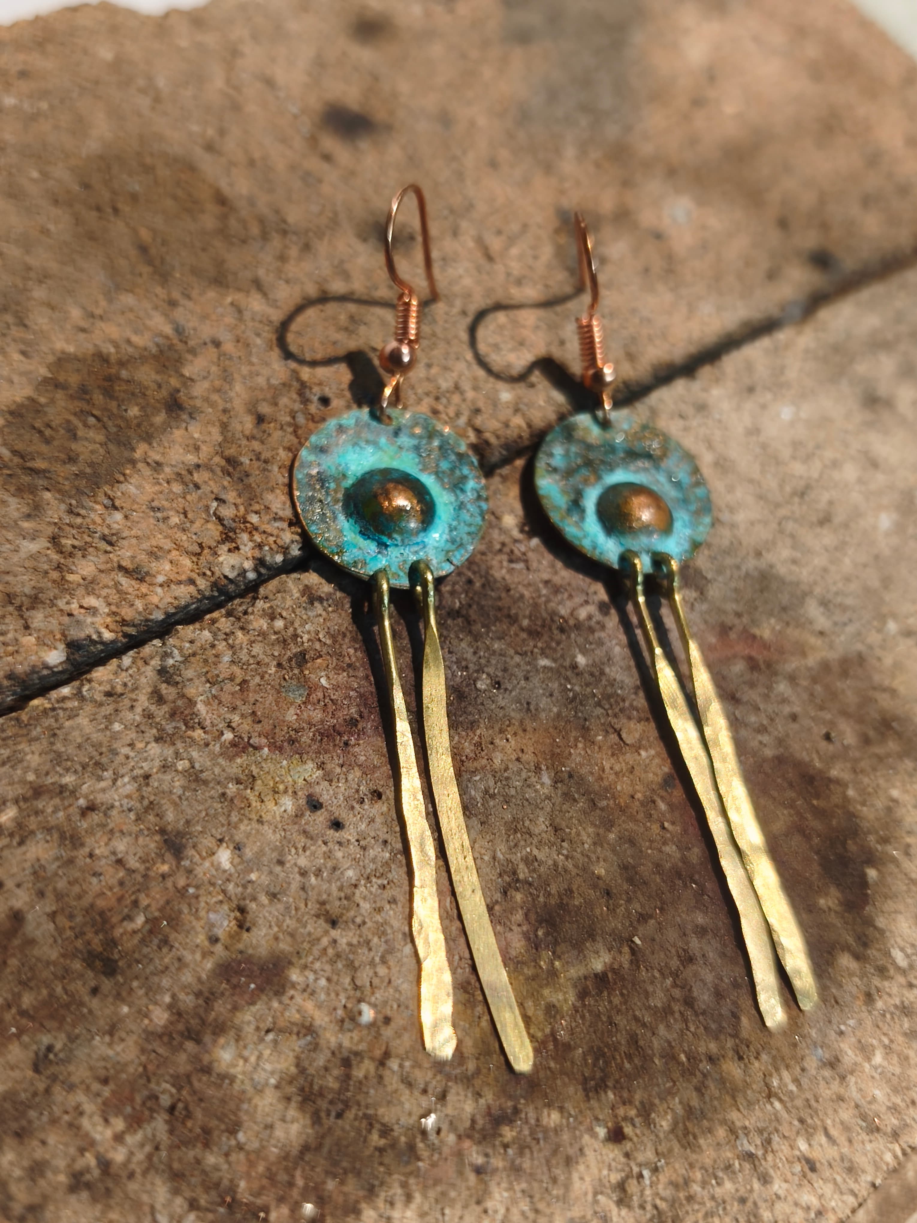 Aros largos de cobre oxidado y bronce martillado artesanales chilenos - pieza única hecha a mano