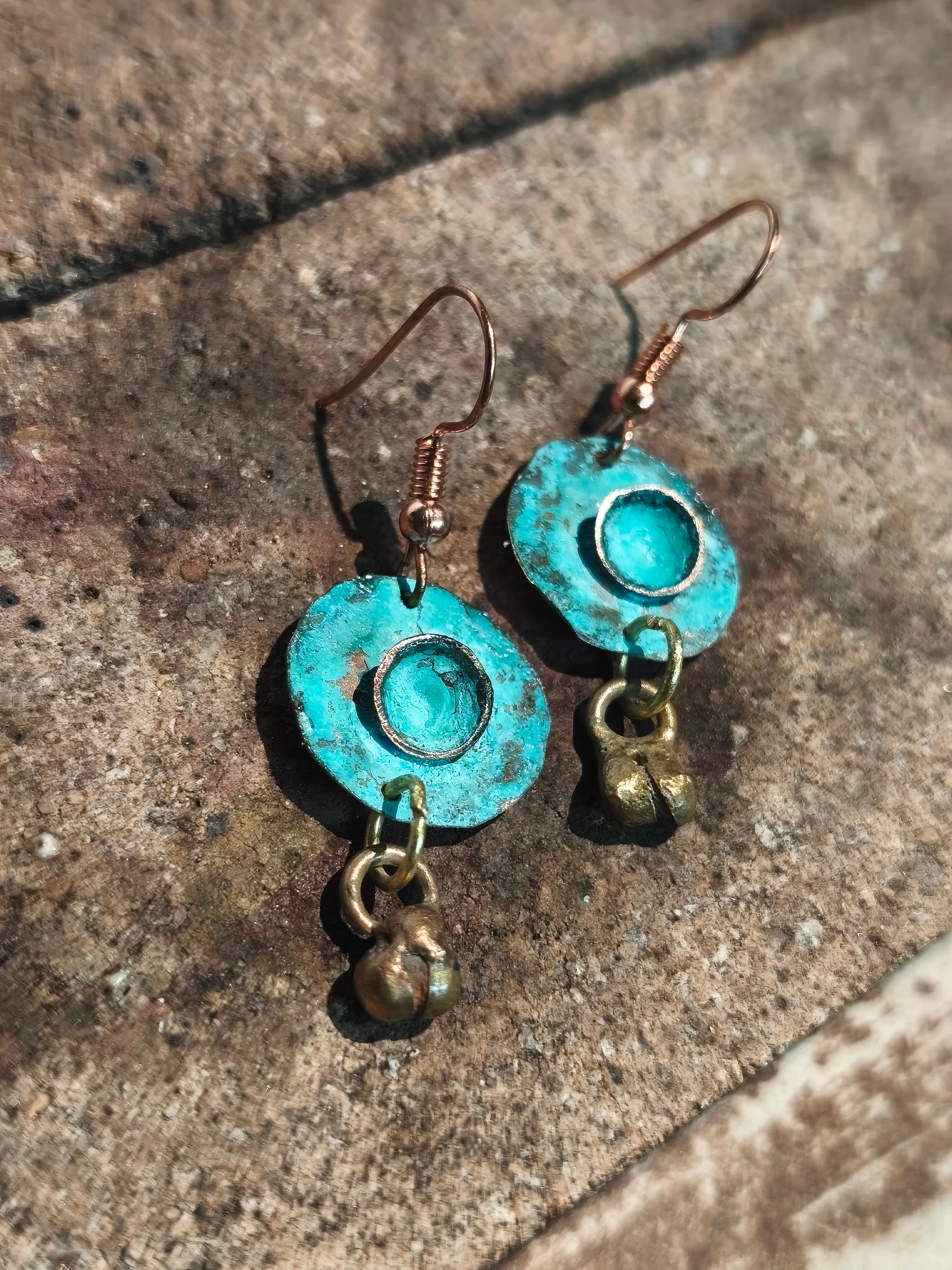 Aros étnicos cobre y bronce oxidado artesanal azul turquesa, joyería única chilena del Maule