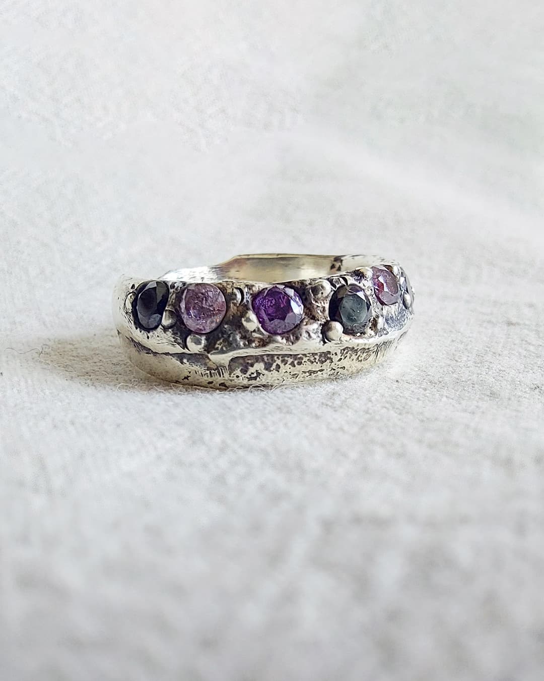 Anillo Gaia plata 950 artesanal chileno técnica sand casting pieza única orfebre Santiago