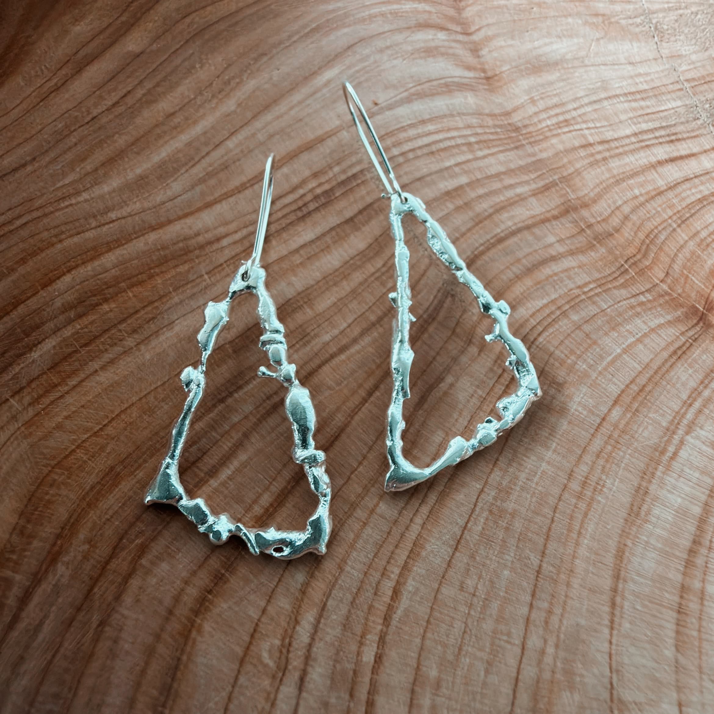 Aros orgánicos plata 950 artesanales únicos orfebrería chilena Claudia Samhan Santiago