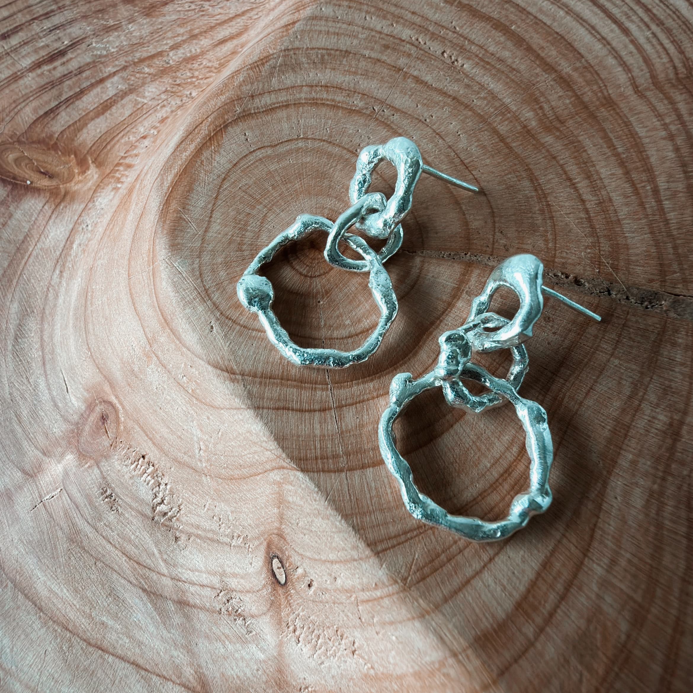 Aros orgánicos plata 950 artesanales únicos orfebrería chilena Claudia Samhan Santiago diseño exclusivo