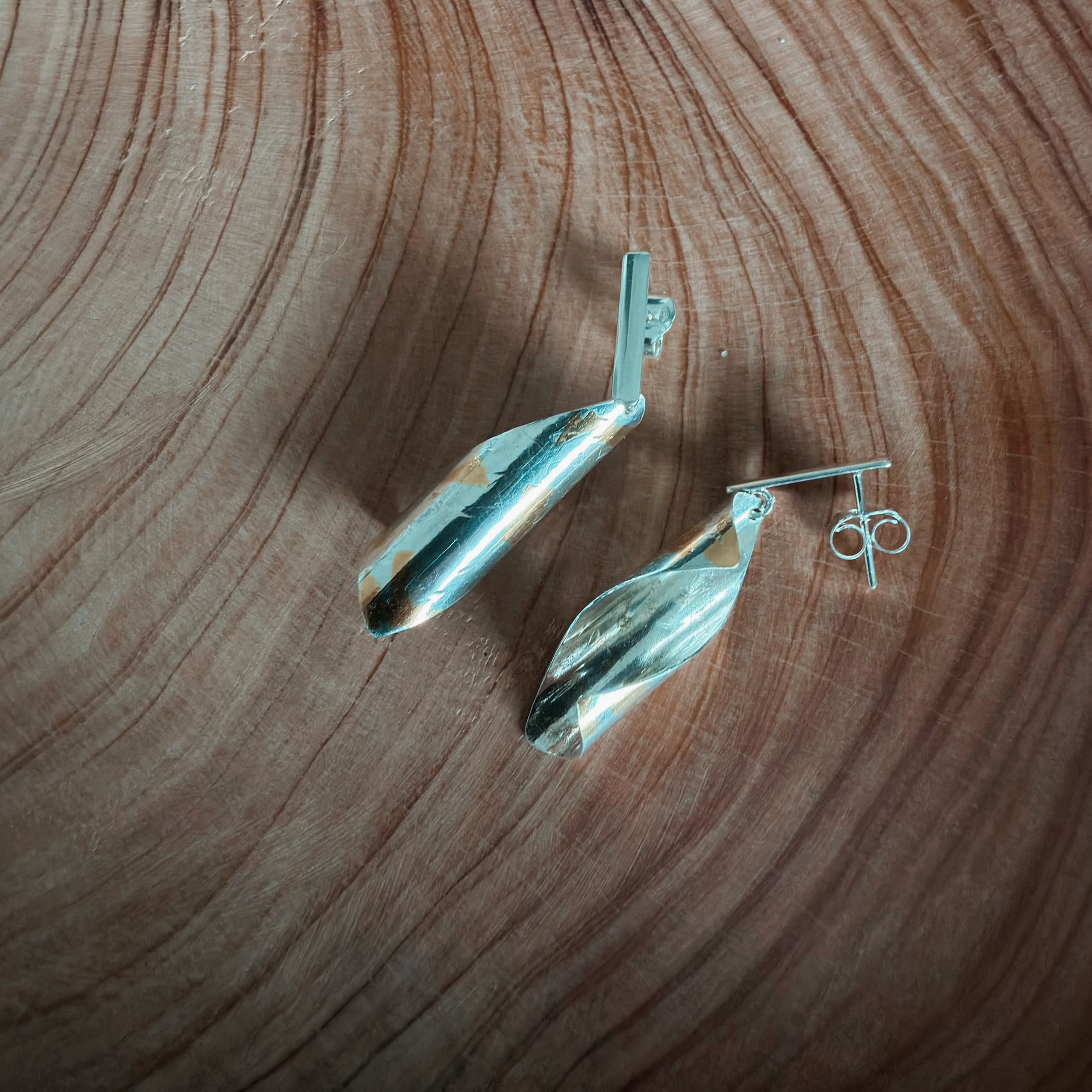 Aros únicos oro 24k y plata 950 orfebrería artesanal chilena por Claudia Samhan Santiago