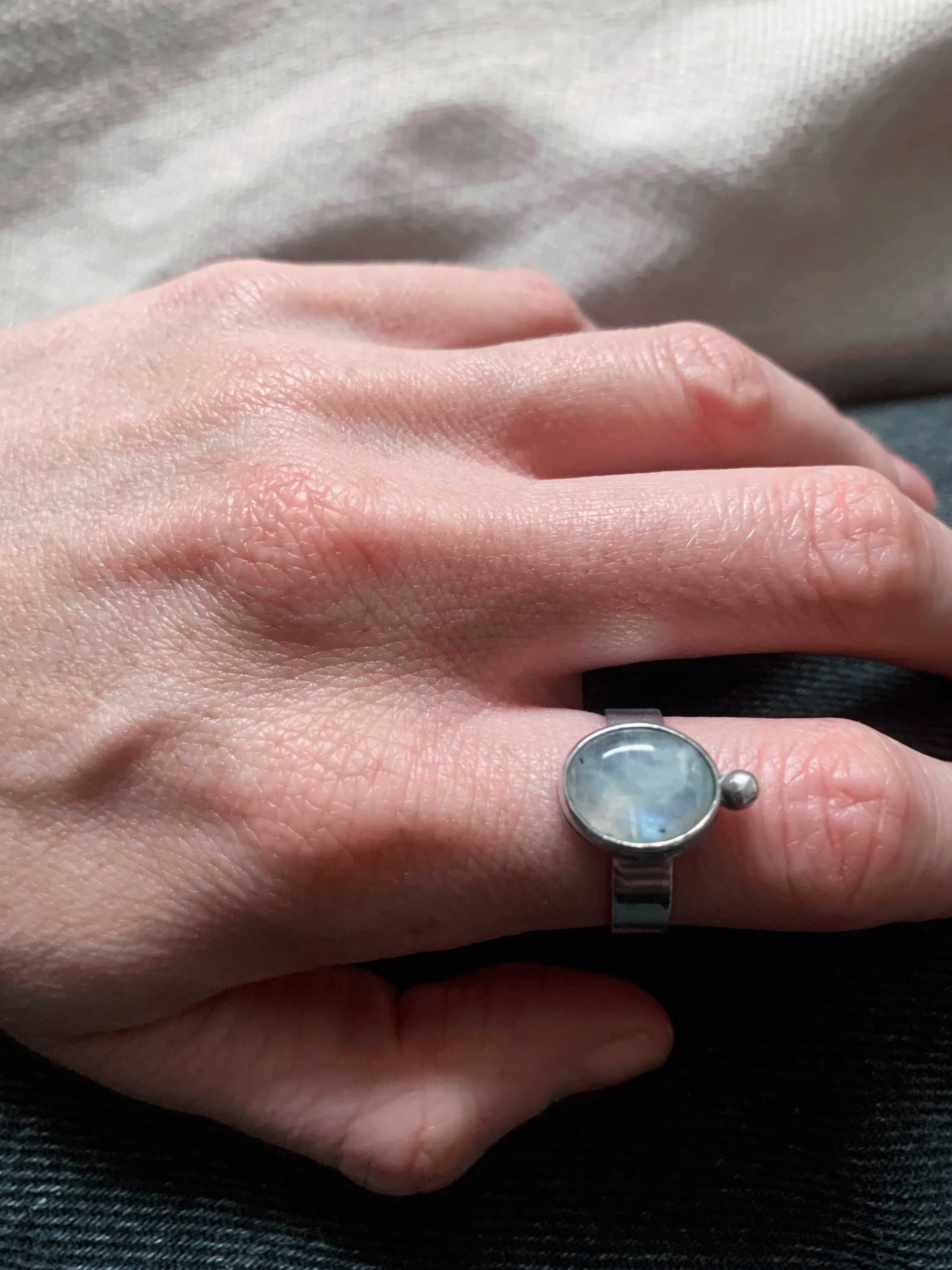 Anillo plata 950 con piedra luna natural artesanal único hecho a mano en Santiago Chile engaste tradicional