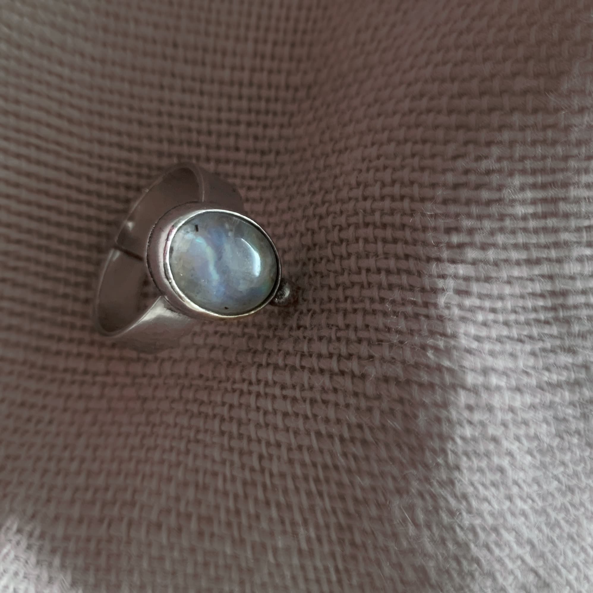 Anillo plata 950 con piedra luna natural, joyerĂa artesanal Ășnica hecha a mano en Chile por orfebre