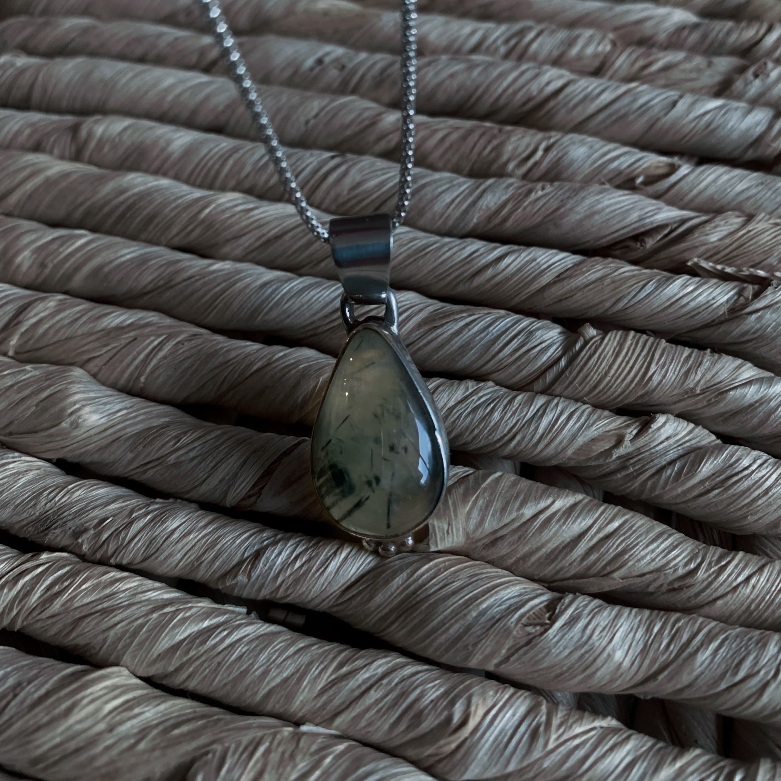Colgante prehnita plata 950 artesanal único orfebrería chilena Kathia Tkaczuk Santiago