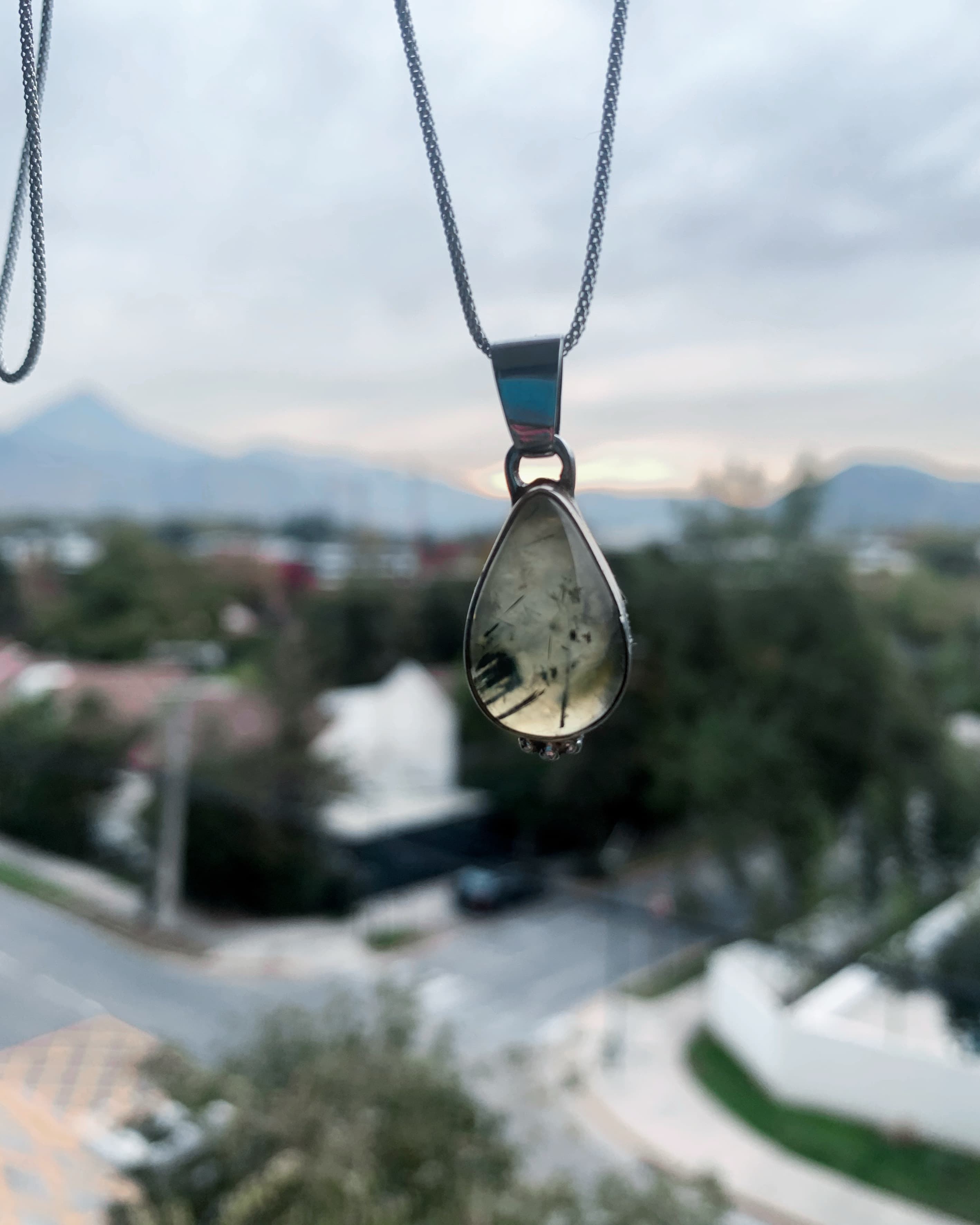 Colgante plata 950 con piedra Prehnita, orfebrerĂa artesanal Ășnica de Santiago, Chile
