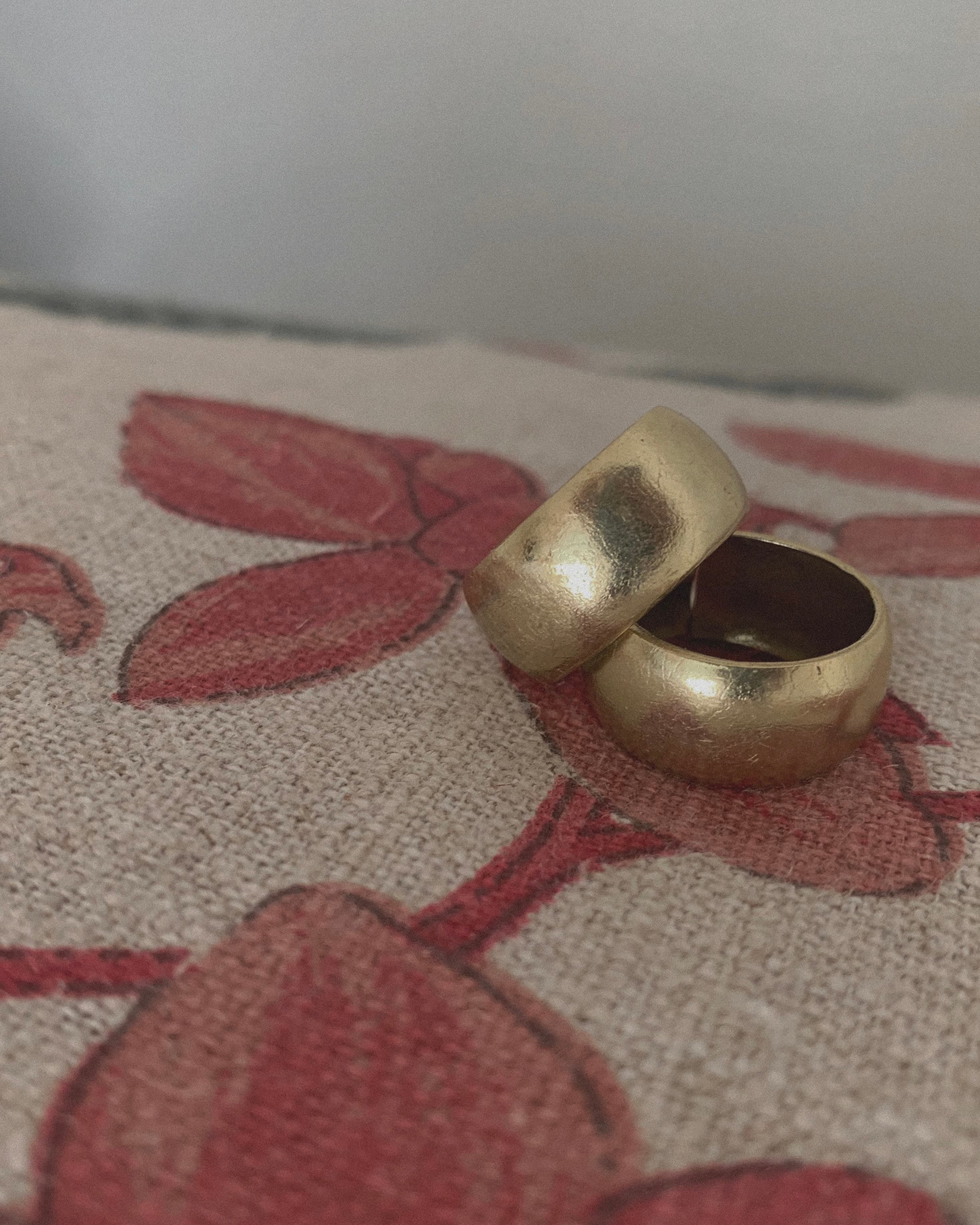 Anillo de Bronce Ajustable con Acabado Dorado Mate