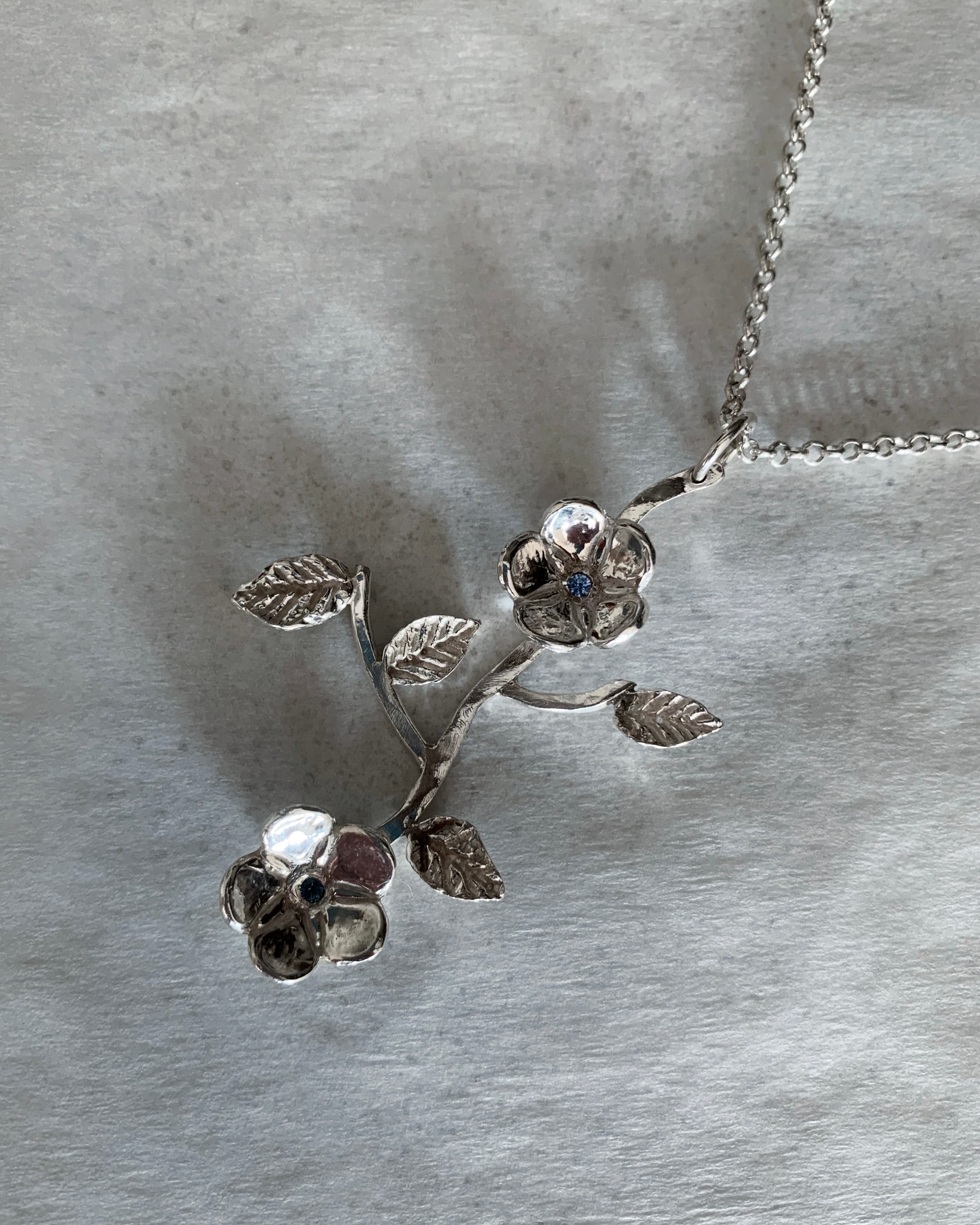 Collar flor de plata 950 artesanal única, orfebrería chilena hecha a mano por Paola Muñoz Santiago