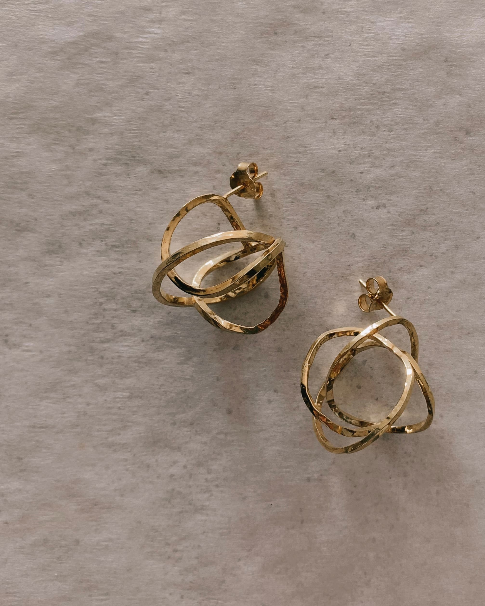 Aros Nido Oro con baño dorado, orfebrería artesanal chilena, pieza única hecha a mano en Santiago
