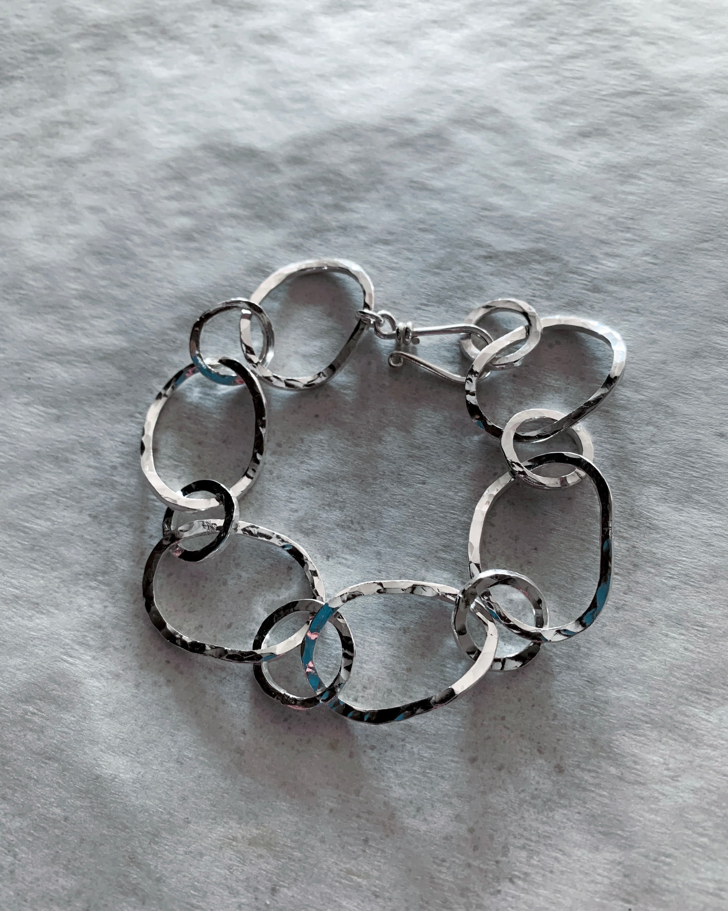 Pulsera Nido en plata 950 artesanal chilena, orfebrería única de Santiago por Paola Muñoz