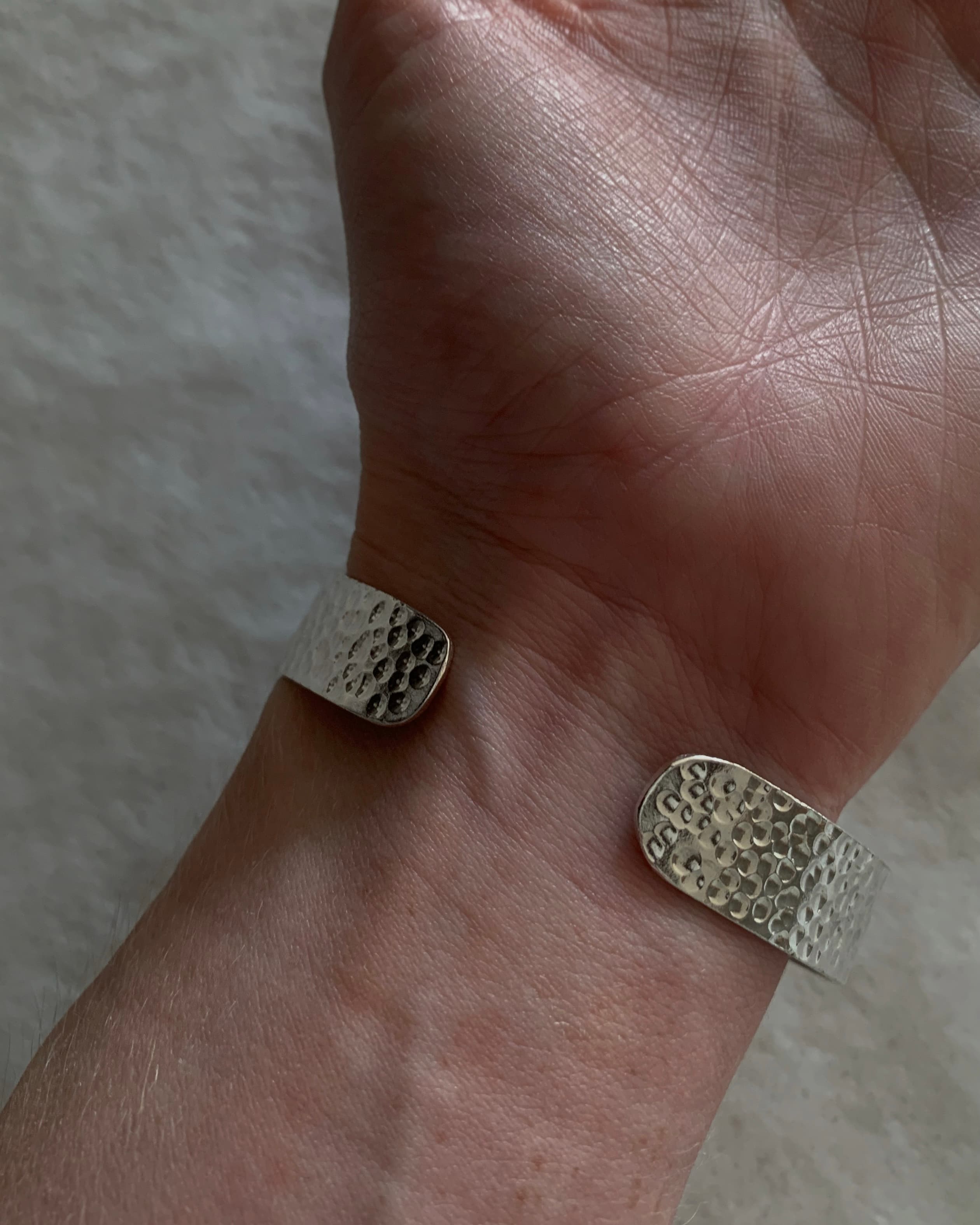 Pulsera martillada plata 950 artesanal chilena orfebrería única Santiago