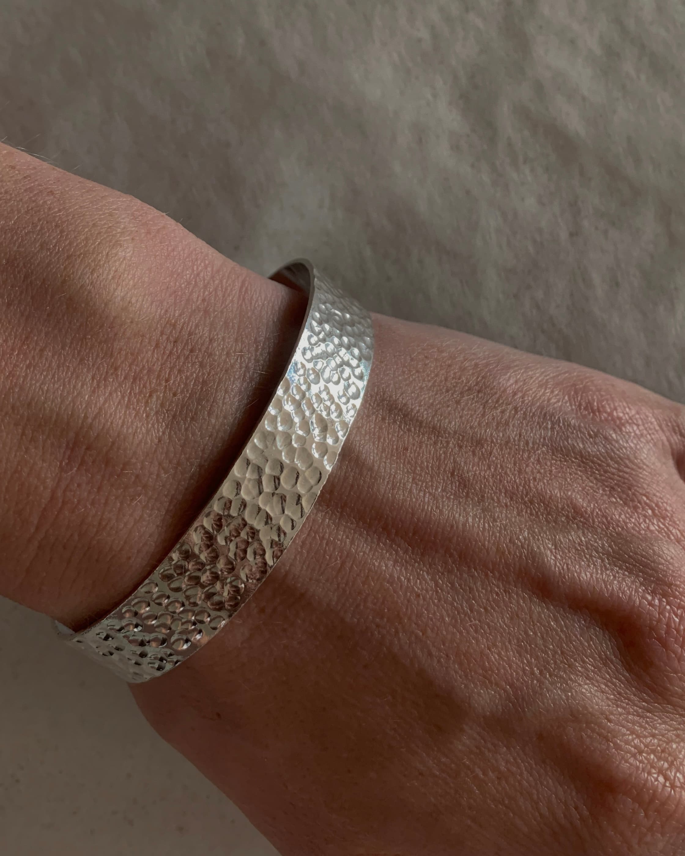 Pulsera martillada plata 950 artesanal chilena orfebrería única Santiago Paola Muñoz