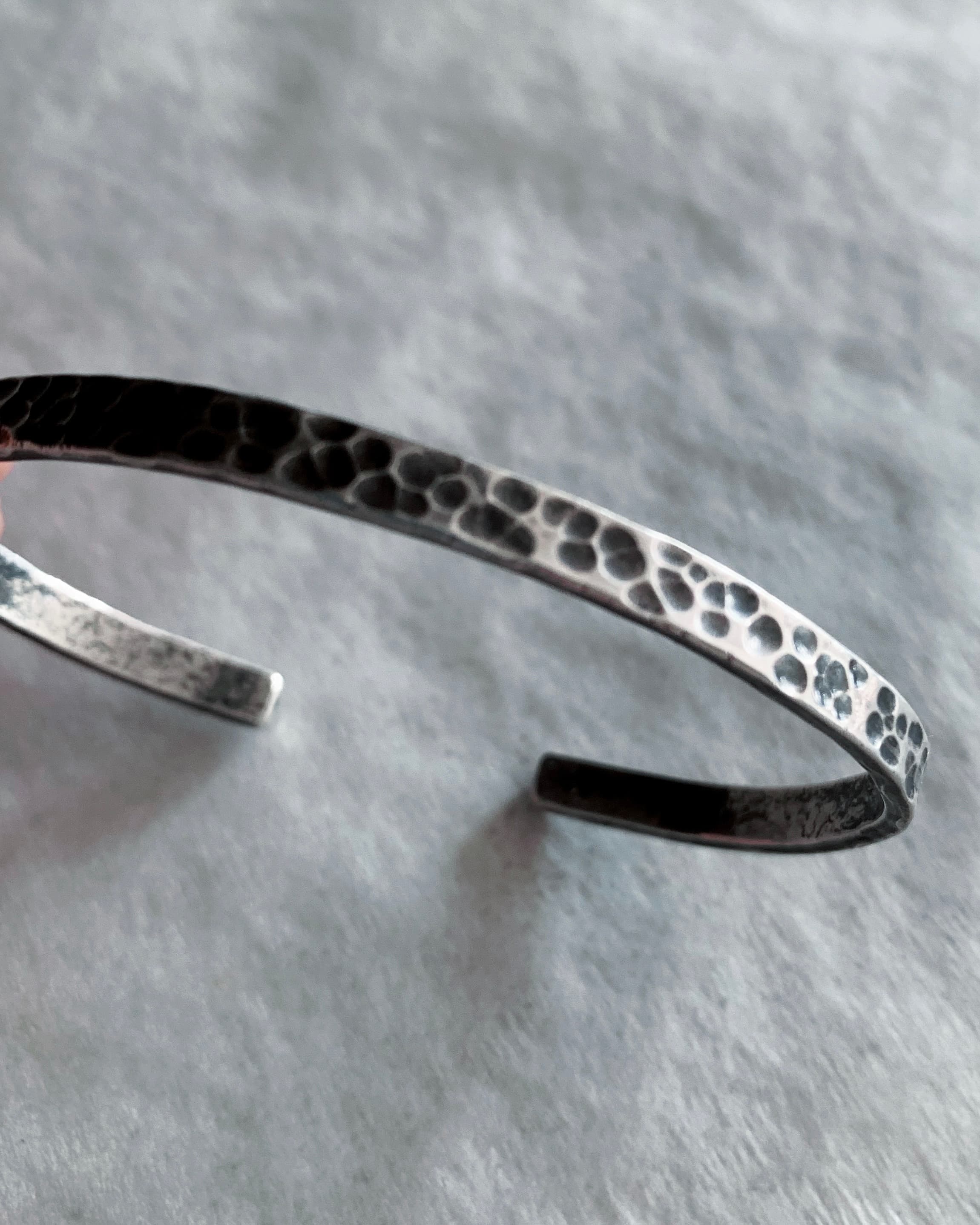 Pulsera martillada plata 950 artesanal chilena orfebrería bajo pedido Santiago