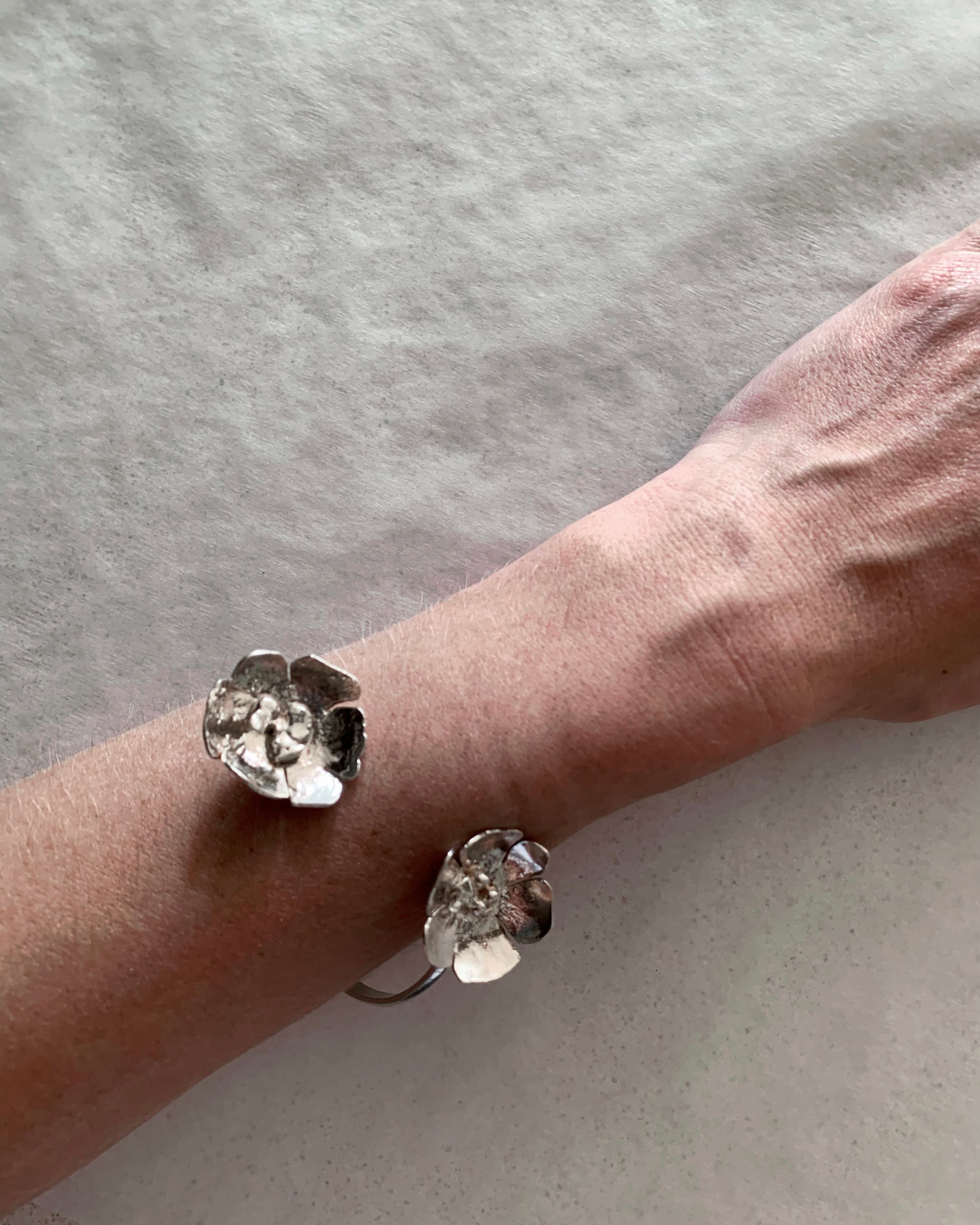 Pulsera flor plata 950 artesanal chilena orfebrería única Santiago Paola Muñoz joyería hecha a mano