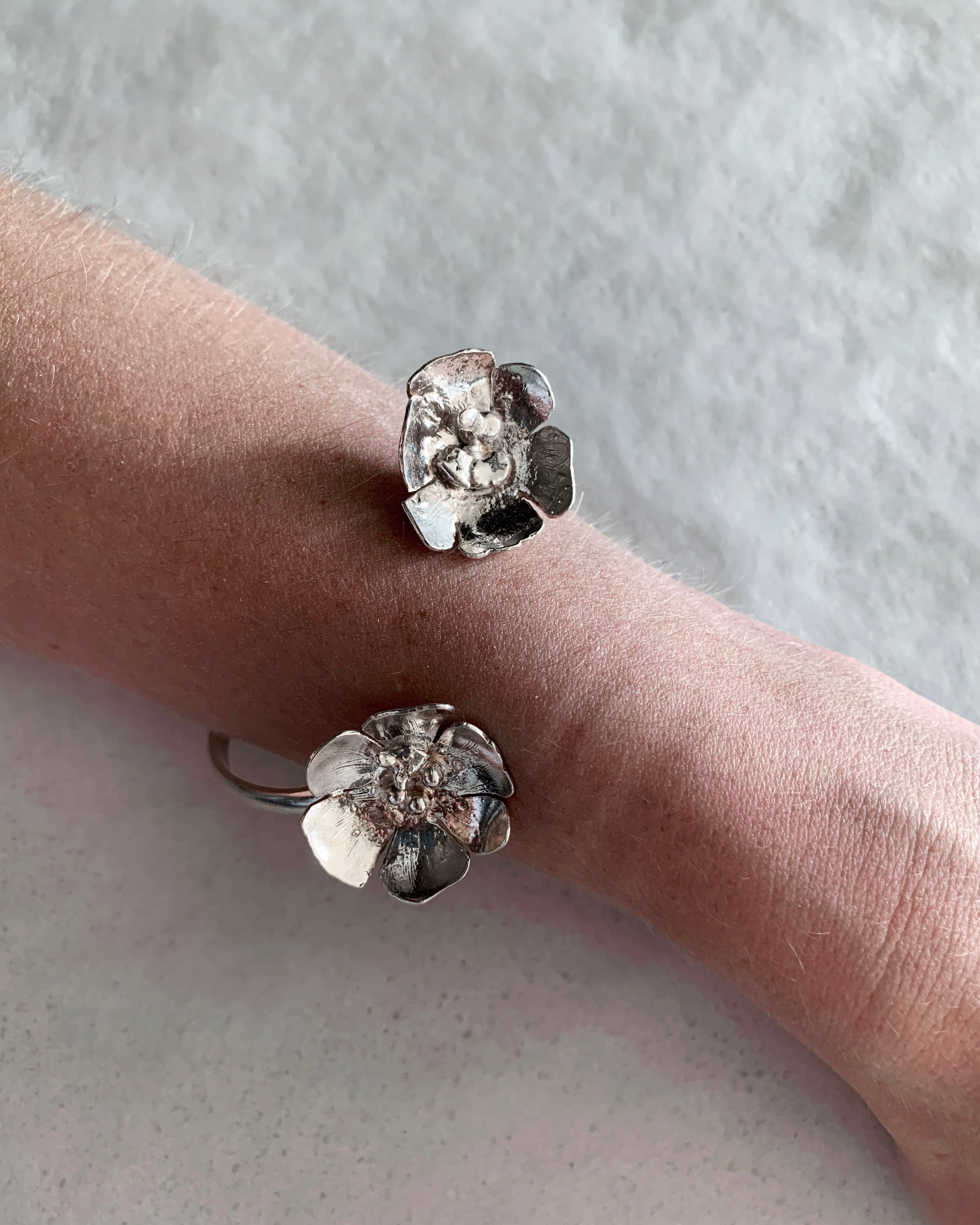 Pulsera flor de plata 950 artesanal única, orfebrería chilena de Santiago por Paola Muñoz