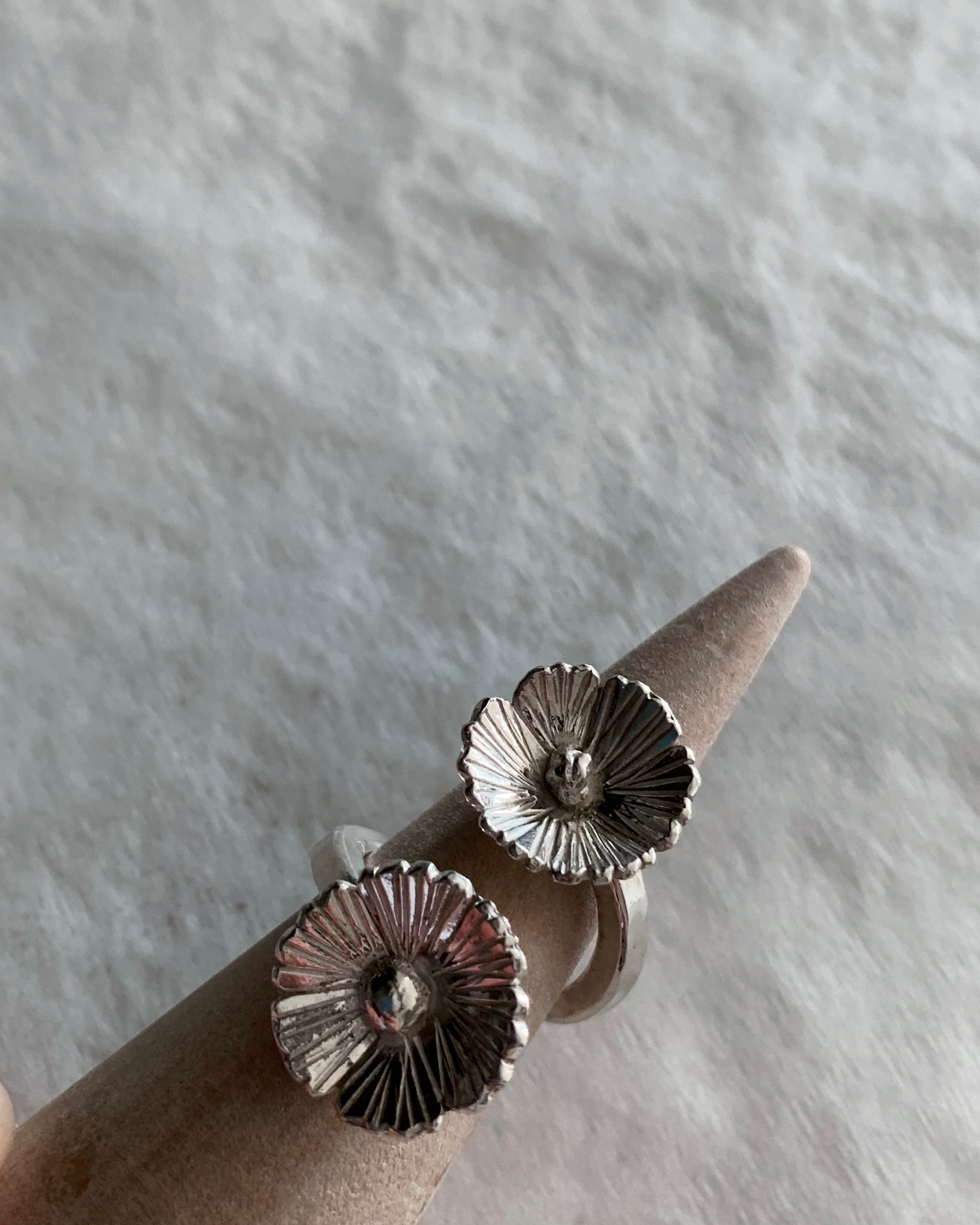 Anillo flor plata 950 artesanal único, orfebrería chilena hecha a mano por Paola Muñoz Santiago