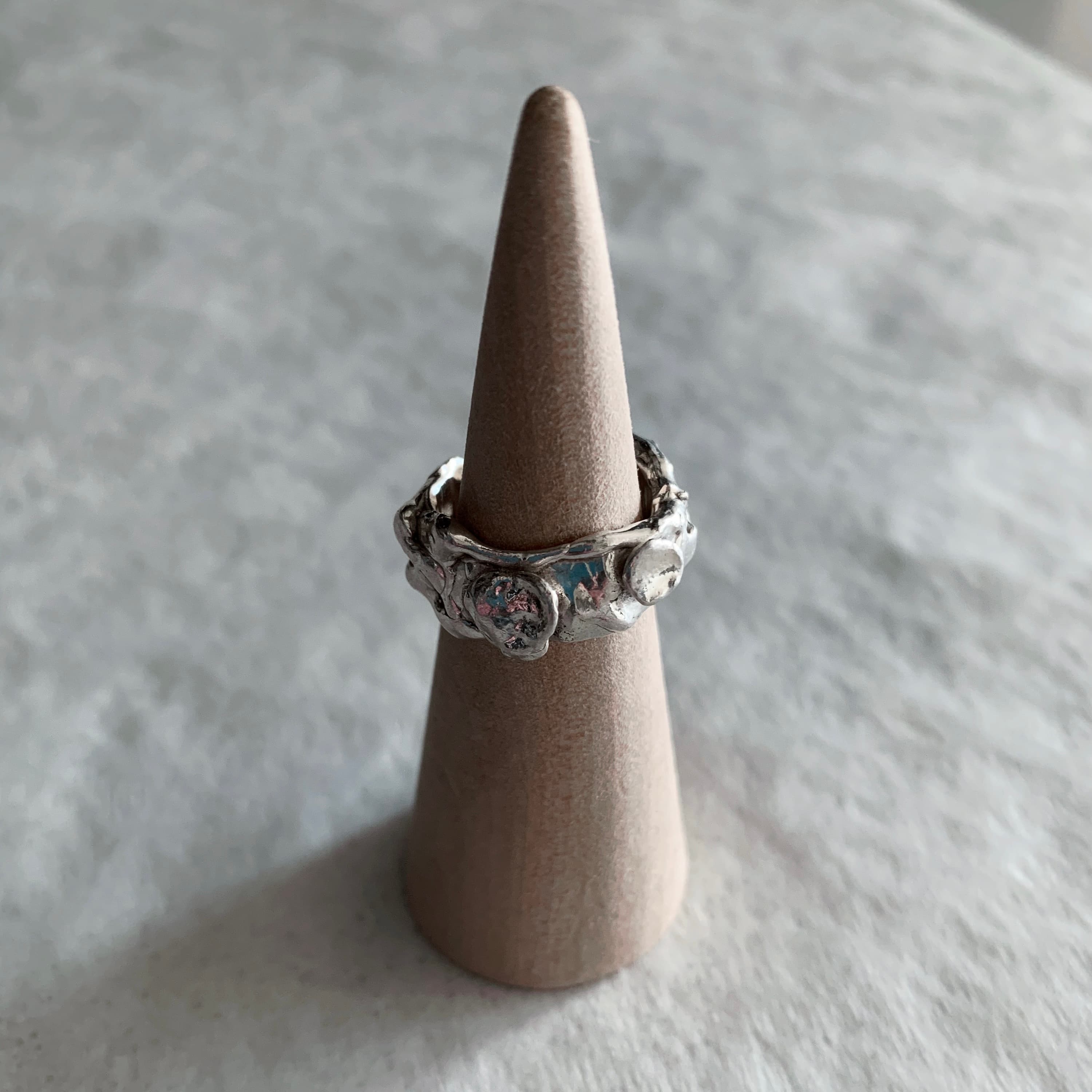 Anillo de plata 950 artesanal único, orfebrería chilena hecha a mano por Paola Muñoz en Santiago