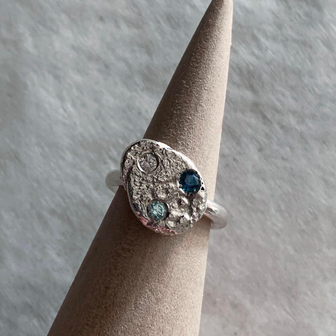 Anillo circones orgánico plata 950 artesanal chileno orfebrería única Paola Muñoz Santiago