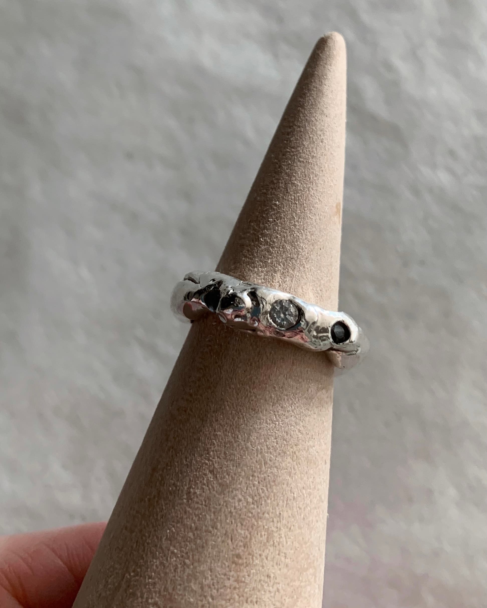 Anillo orgánico con circones en plata 950 artesanal chilena, orfebrería única de Santiago