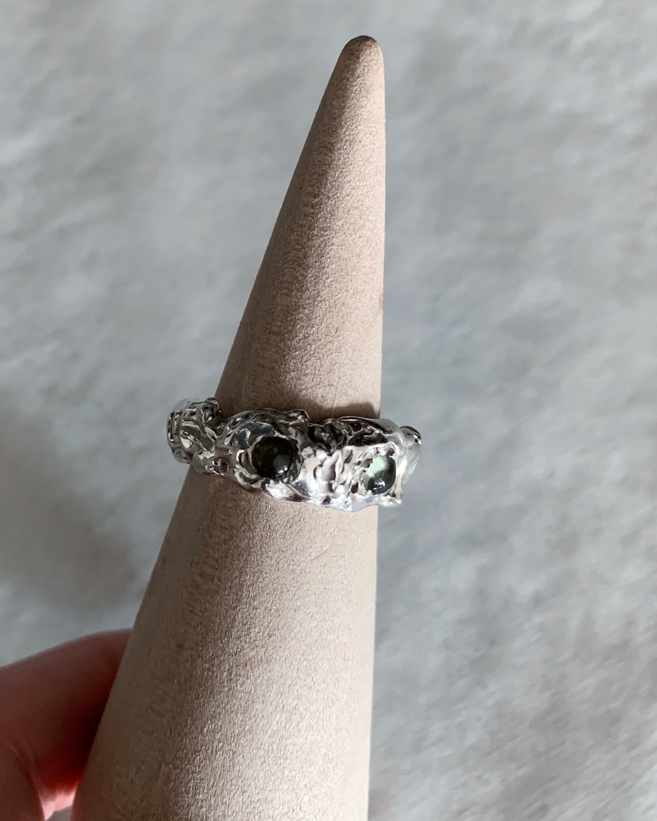 Anillo orgánico turmalina plata 950 orfebrería artesanal chilena pieza única Paola Muñoz Santiago