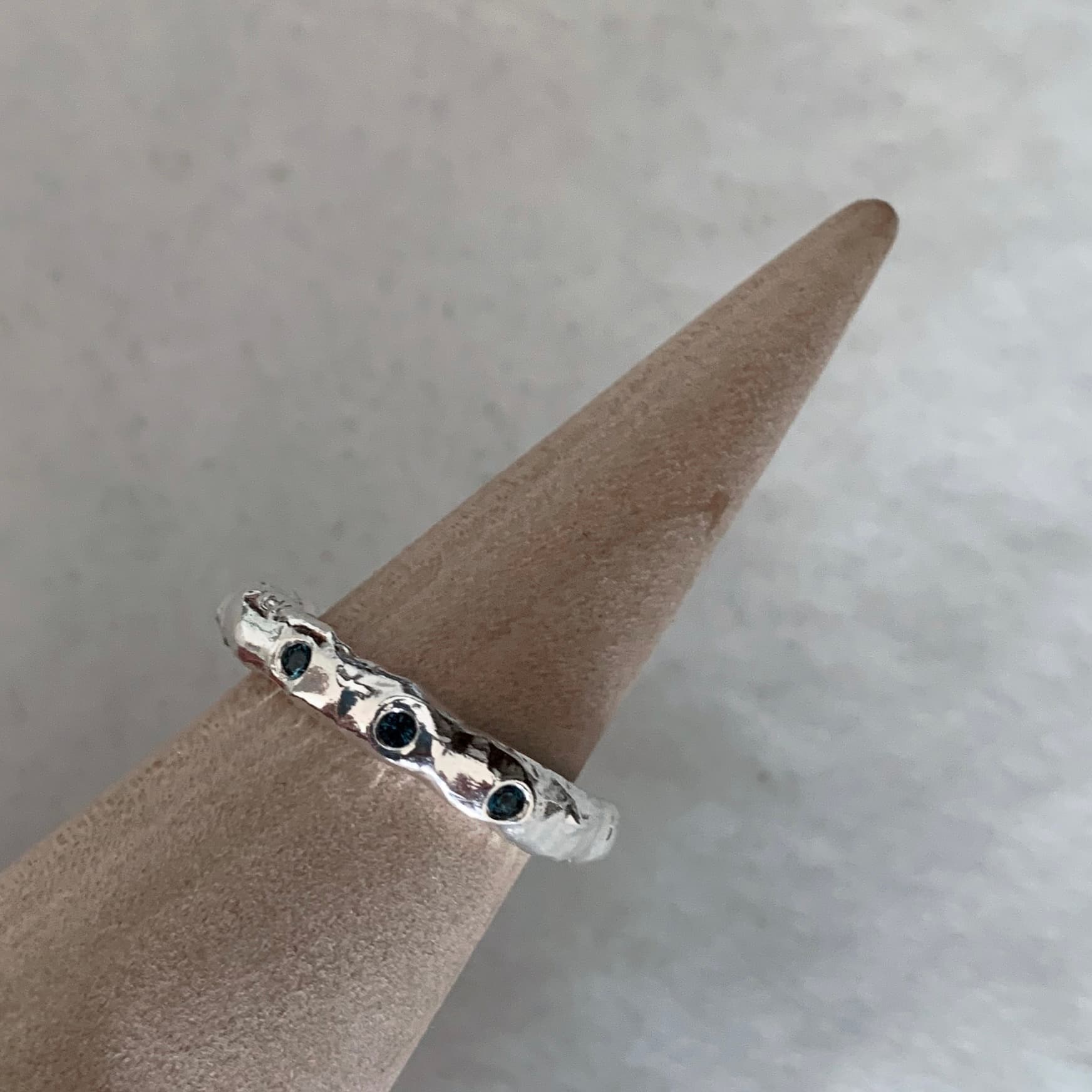Anillo orgánico plata 950 con circones, orfebrería artesanal chilena pieza única de Paola Muñoz Santiago