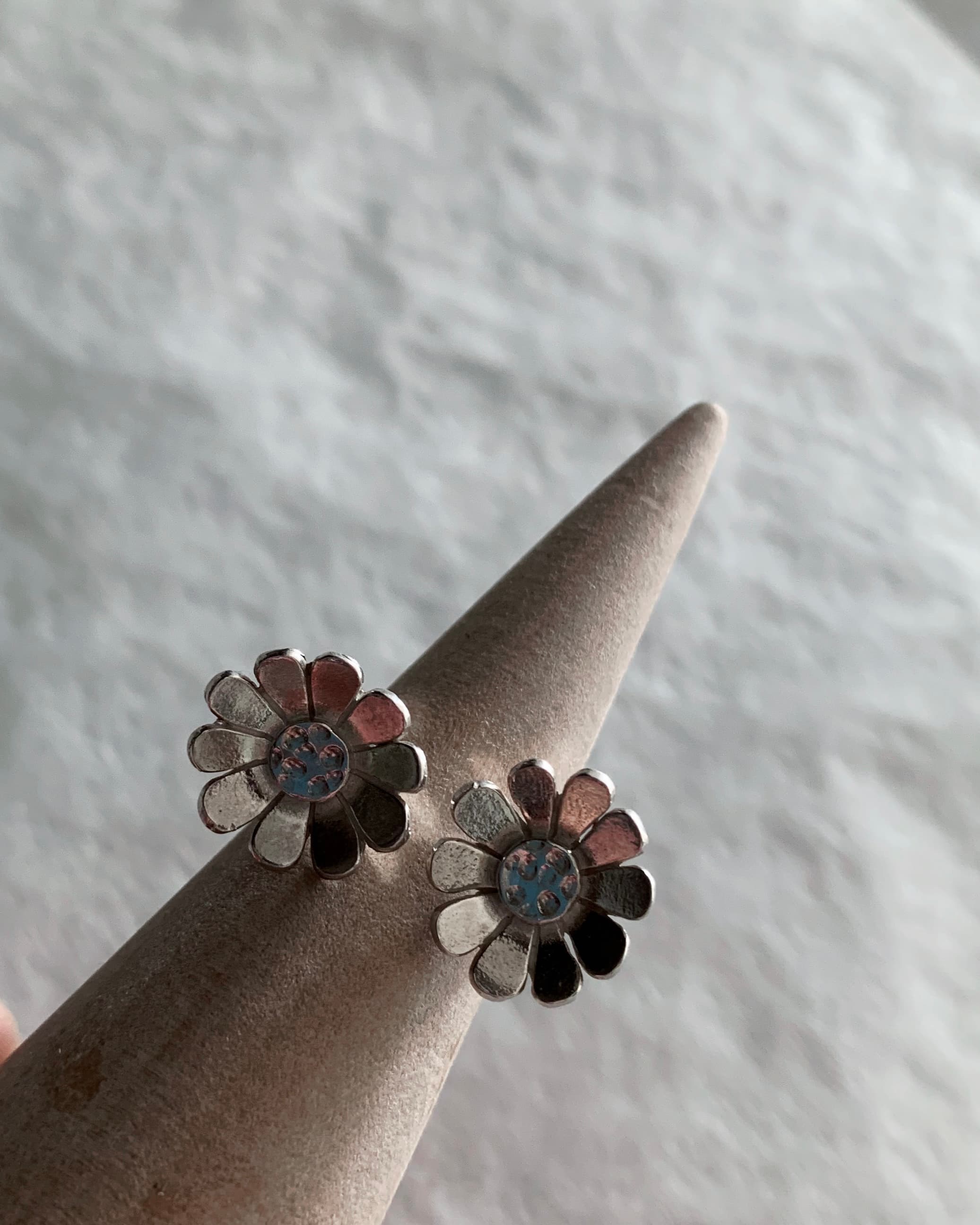Anillo flor plata 950 artesanal único hecho a mano por orfebre chilena de Santiago