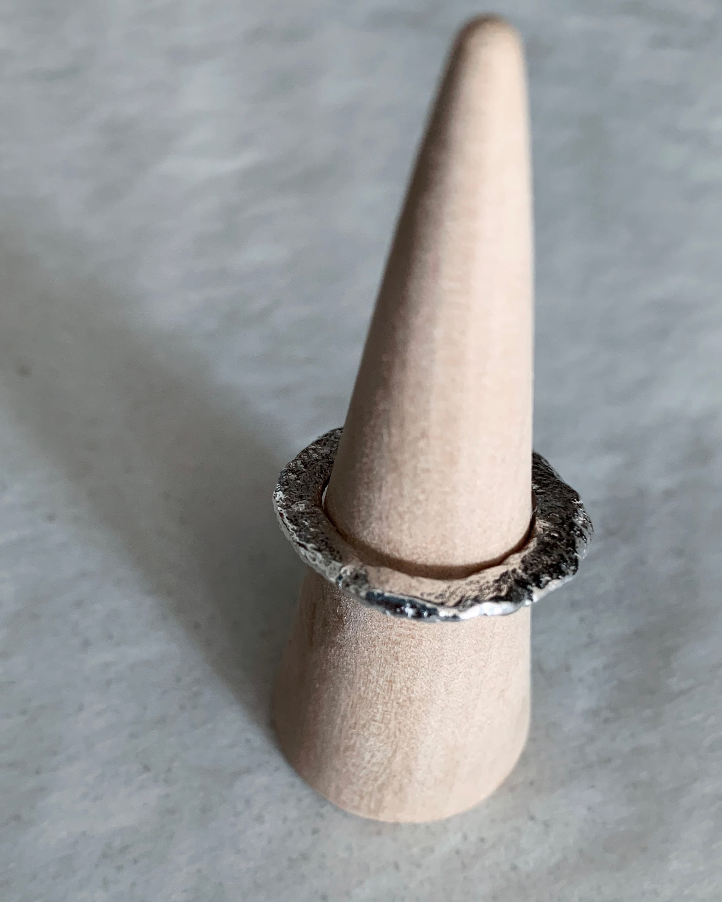 Anillo orgánico fuego plata 950 artesanal chileno pieza única orfebrería Paola Muñoz Santiago