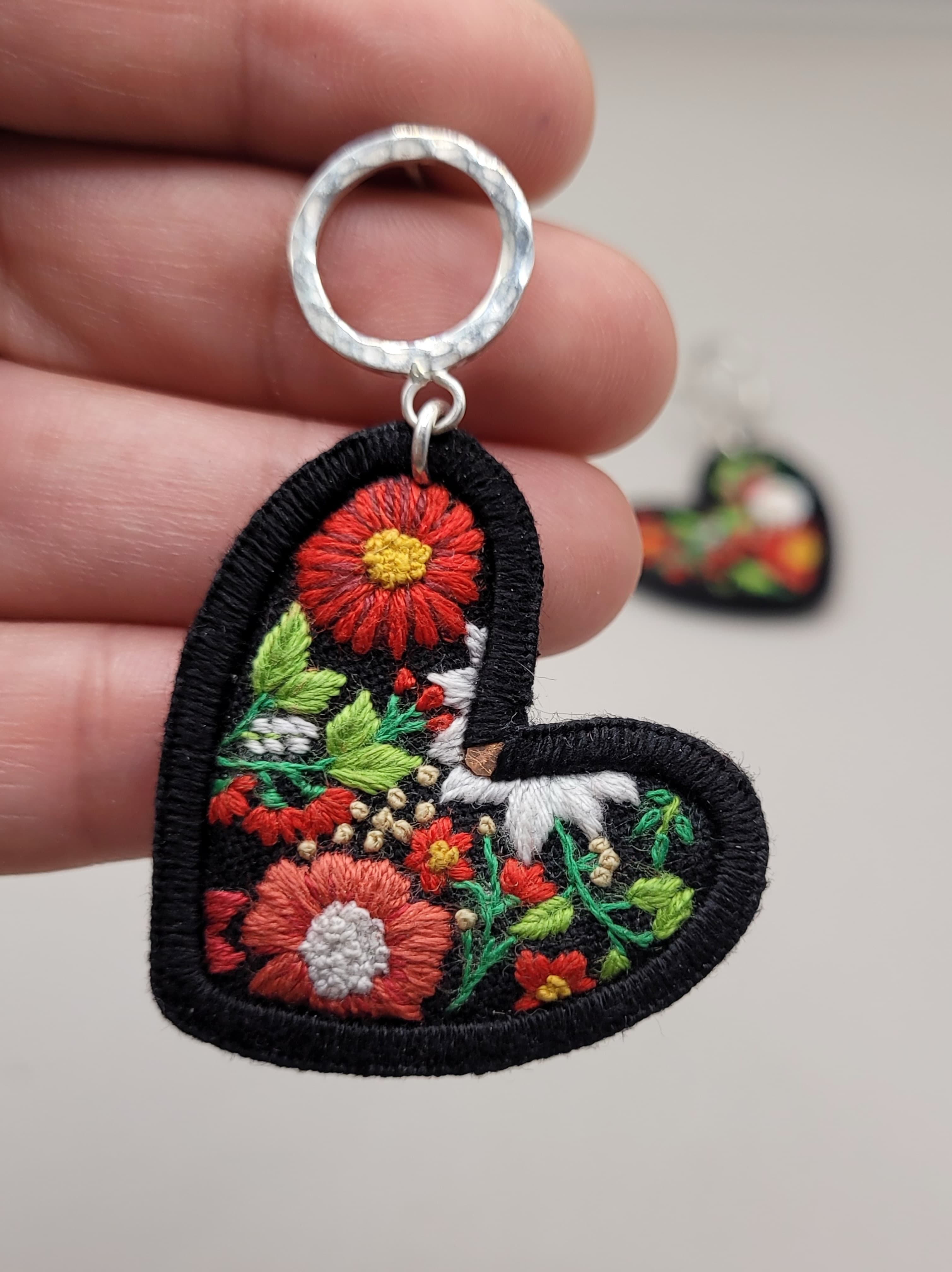 Aros corazón plata 950 y cobre bordados artesanalmente, joyería textil chilena hecha a mano