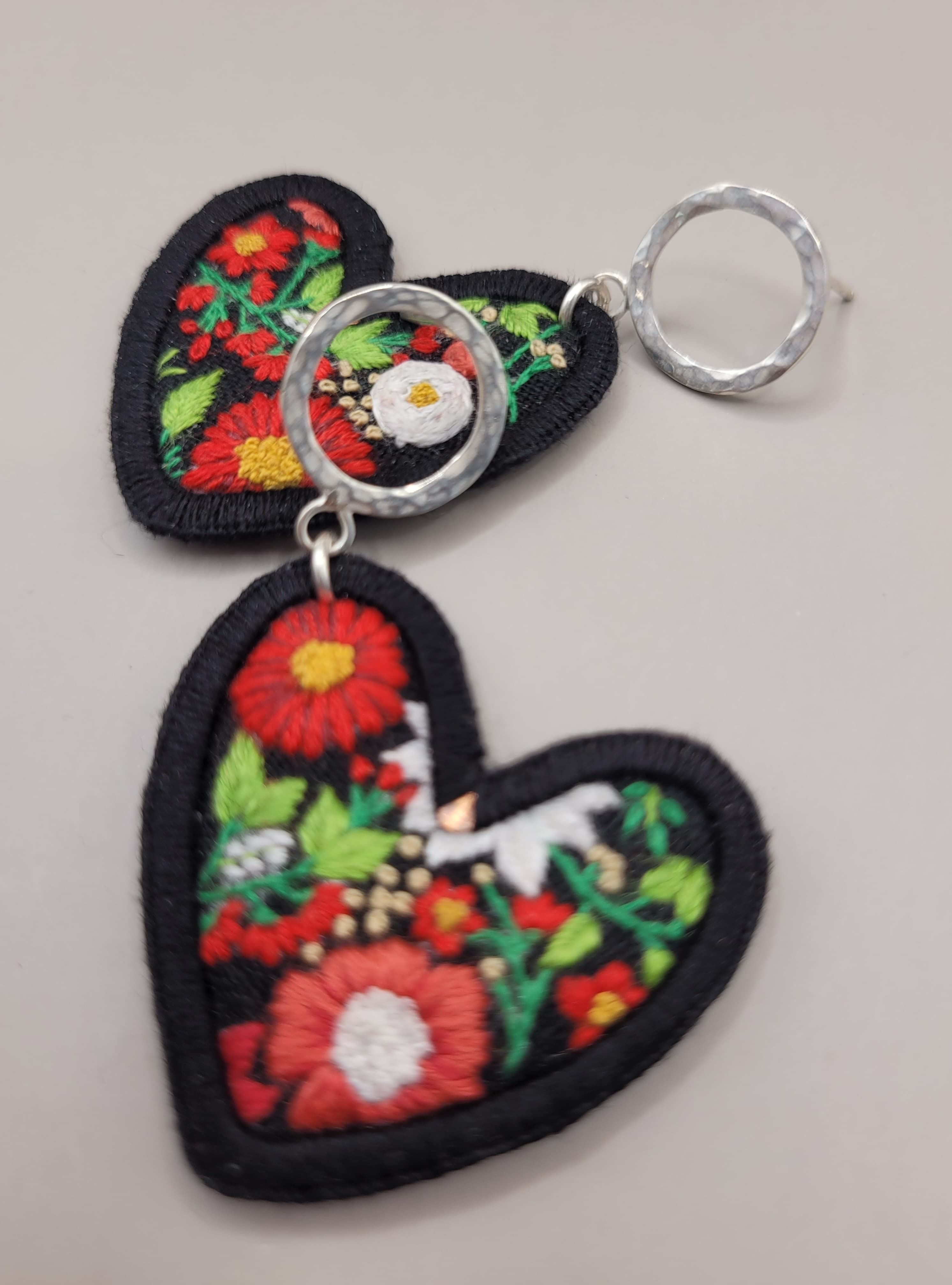 Aros Jardín en corazón de plata 950 y cobre, joyería textil bordada artesanal chilena hecha a mano