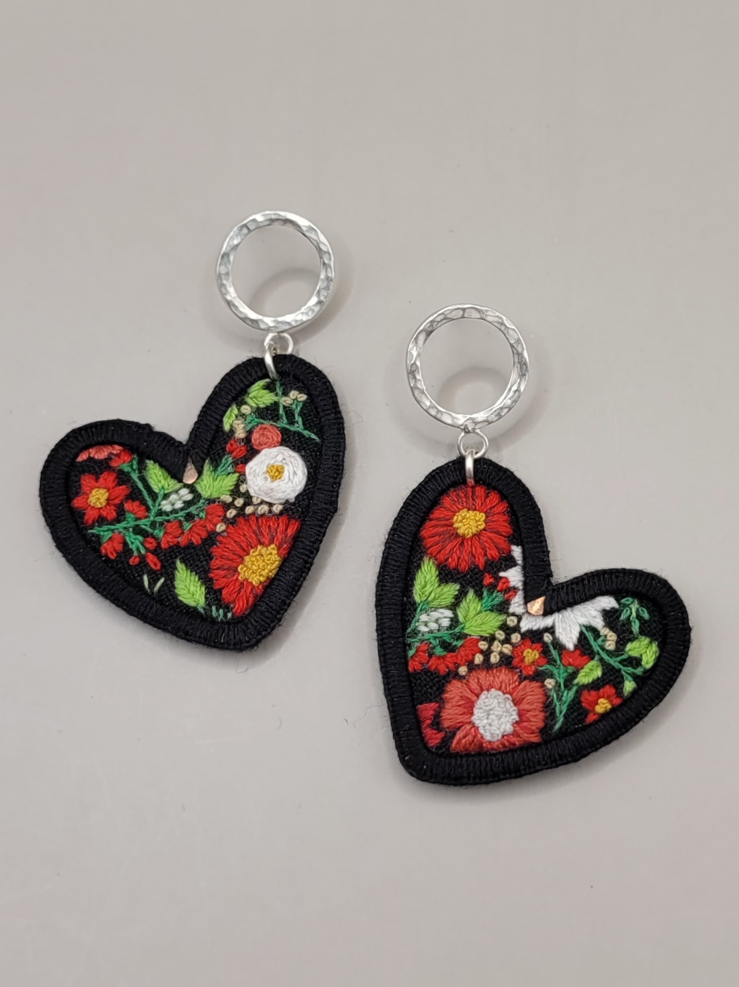 Aros corazón plata 950 y cobre, joyería textil bordada artesanal chilena por Bárbara Villalobos Santiago