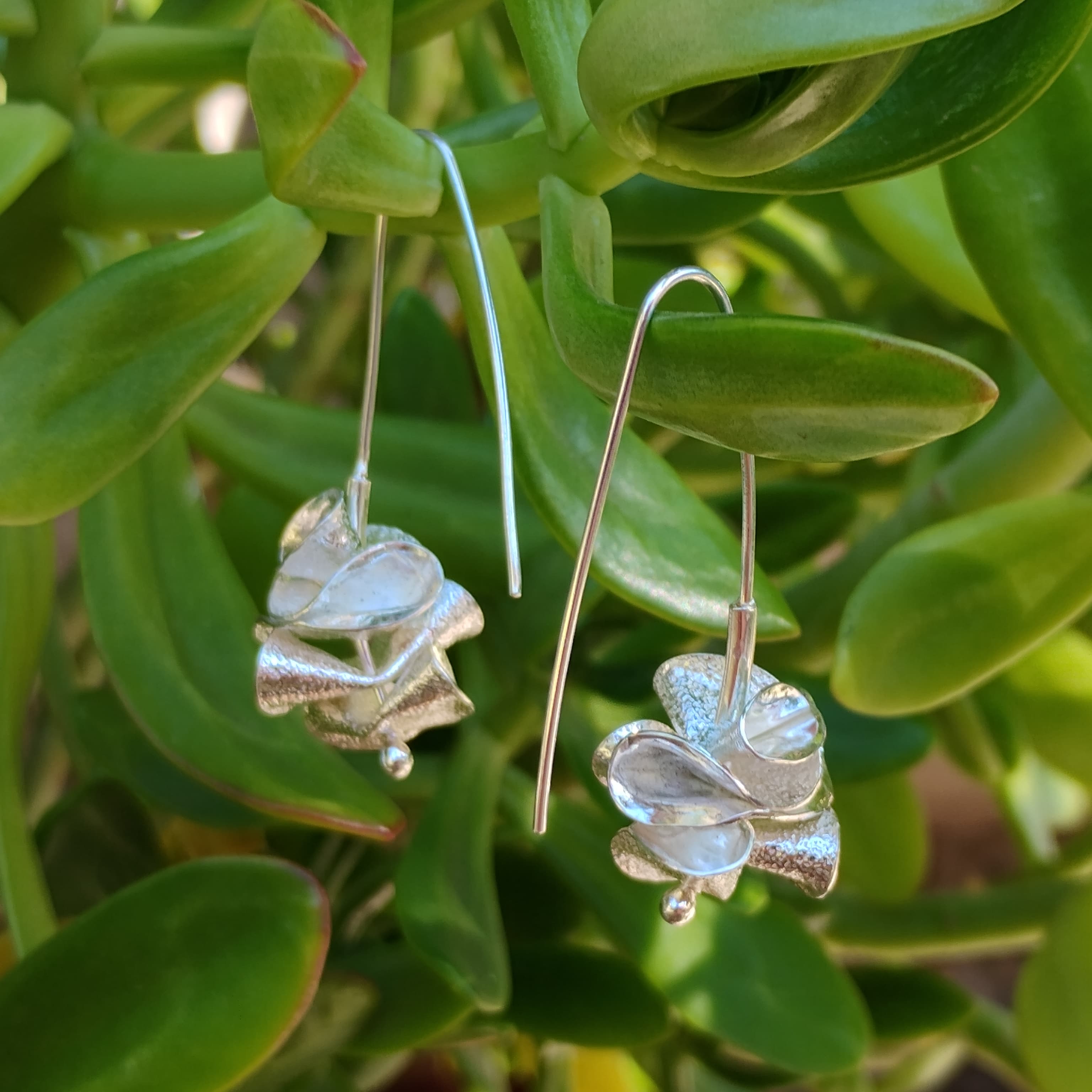 Aros florales plata 950 artesanales únicos forjados texturizados orfebrería chilena Ursula Alcaino Santiago