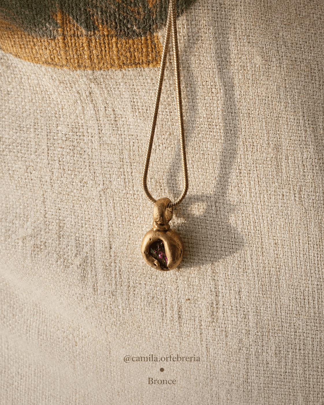 Colgante bronce con circón granizado