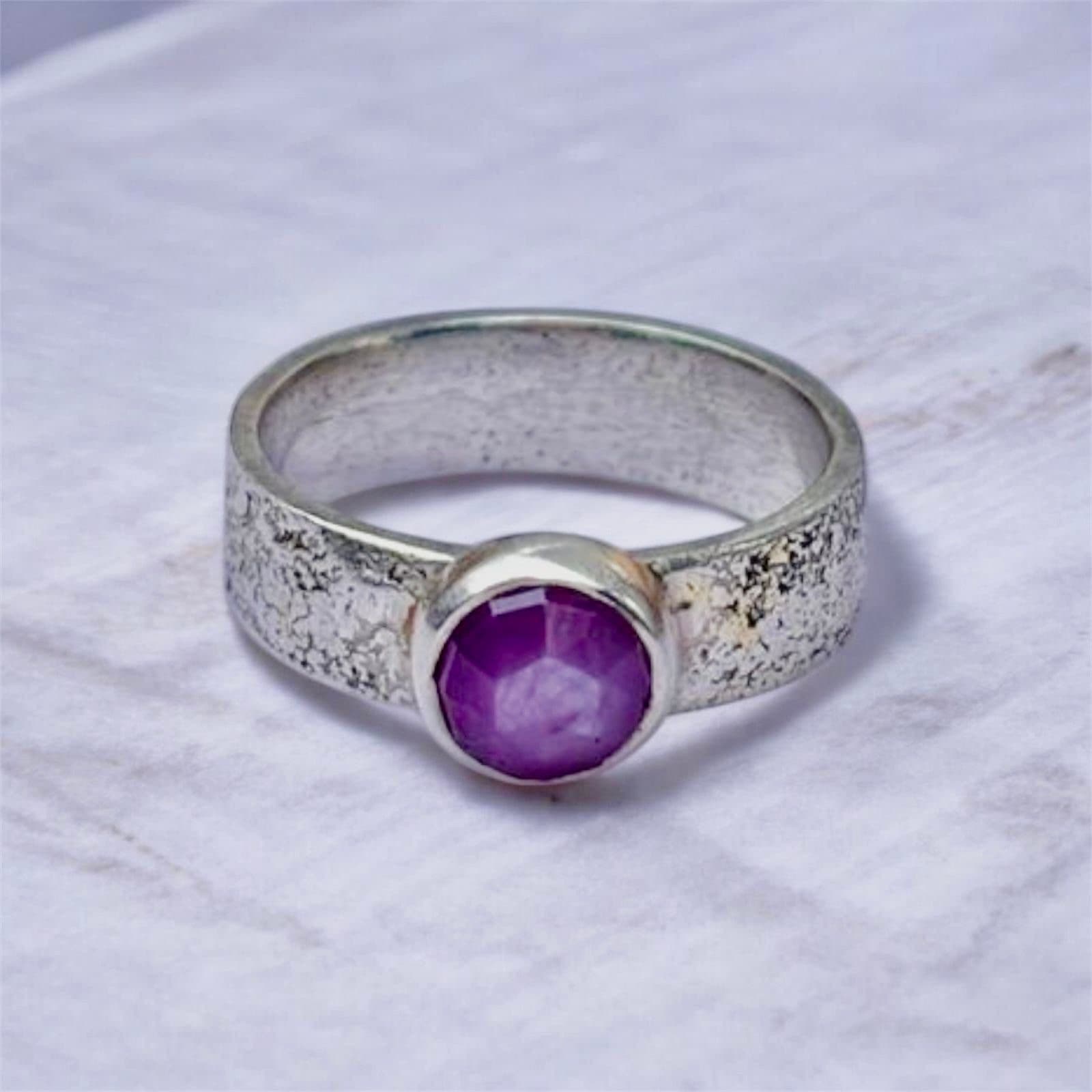 Anillo raíz de rubí