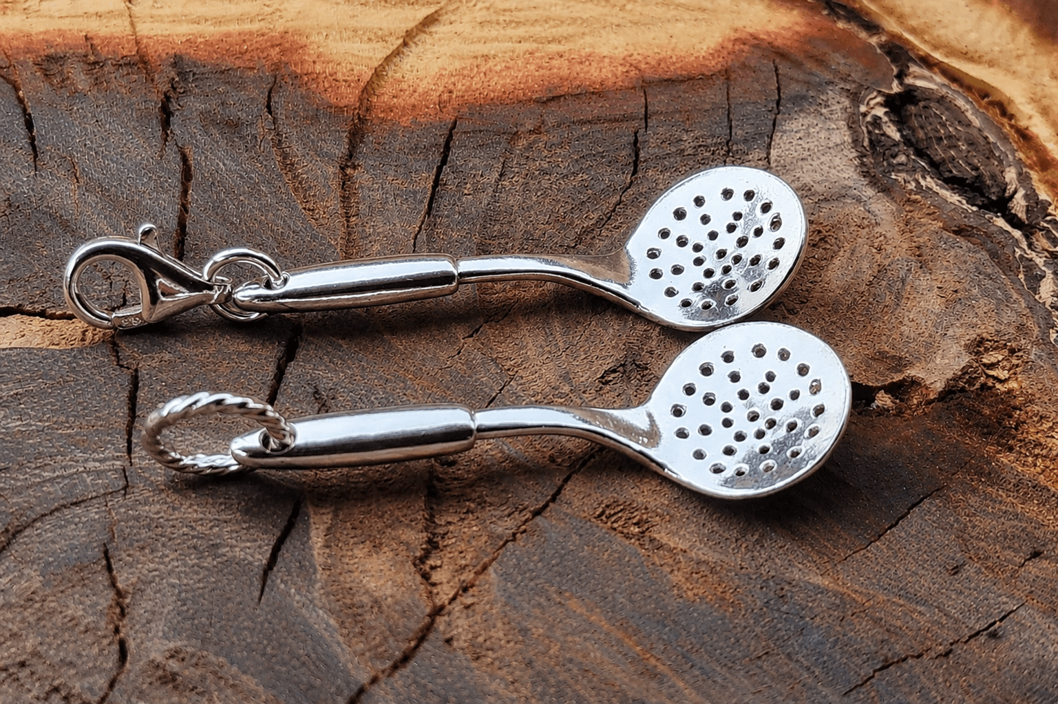 Colgante artesanal espumador de cocina en plata 950, joya única tallada a mano por orfebre chilena