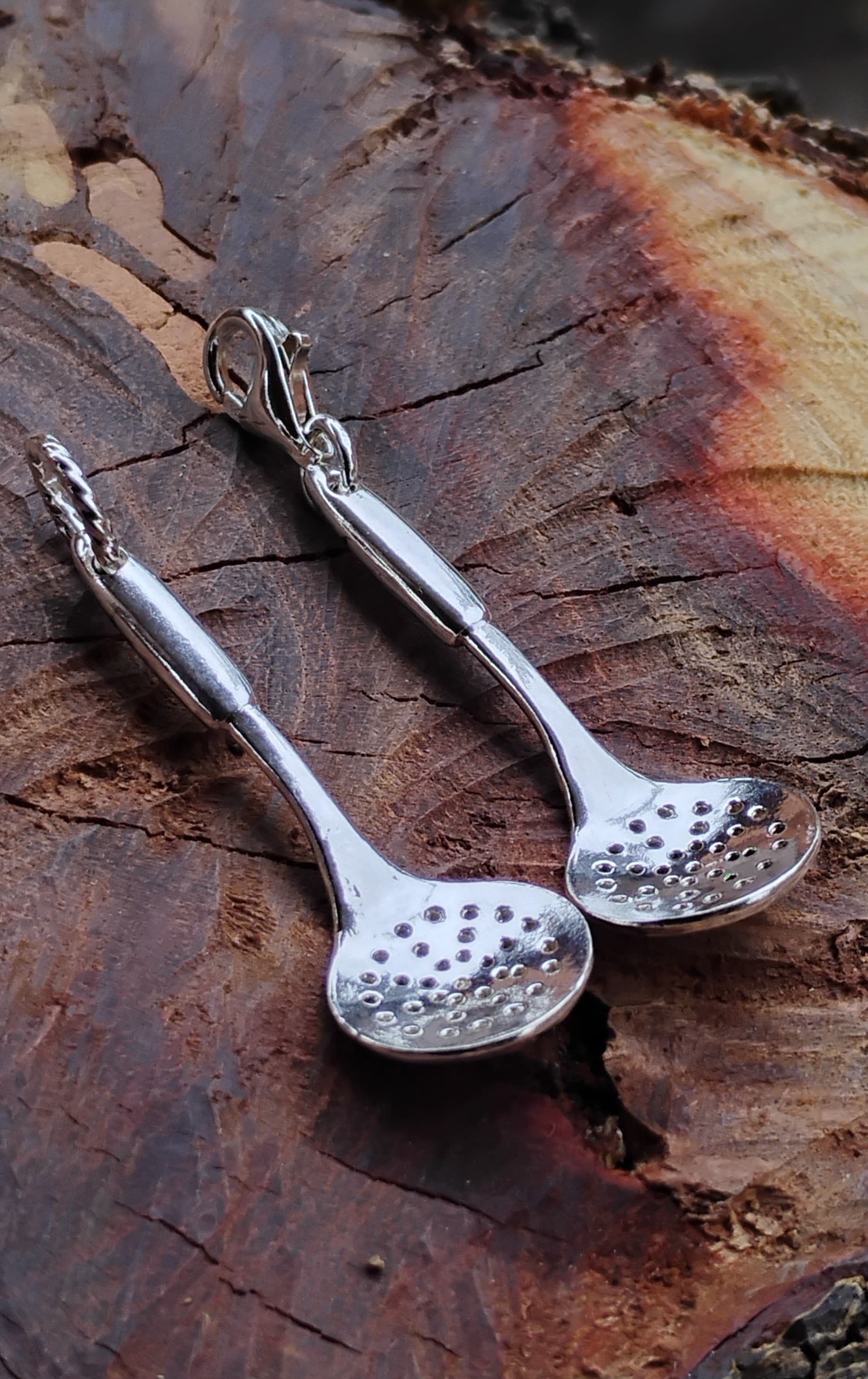 Colgante artesanal mini espumador en plata 950 tallado a mano, joyería única chilena de Santiago