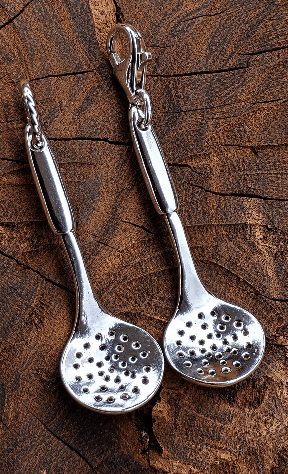 Colgante artesanal mini espumador en plata 950, pieza única tallada a mano por orfebre chilena