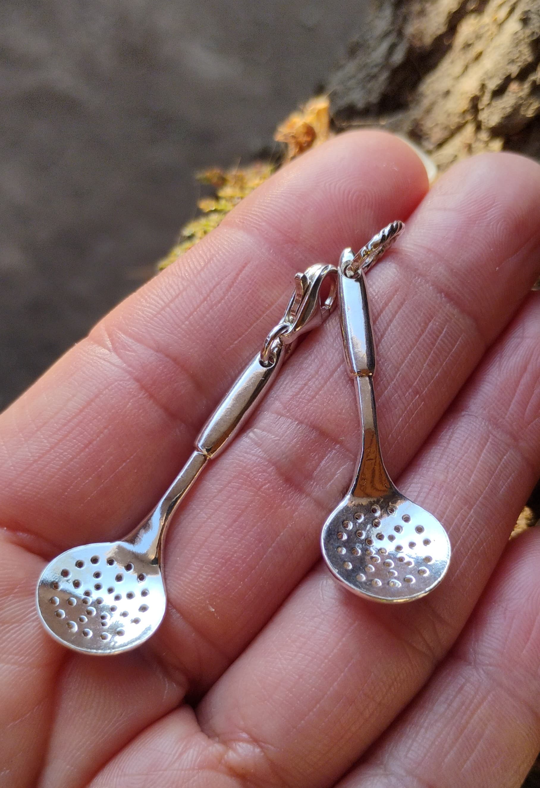 Colgante artesanal mini espumador en plata 950, pieza única tallada a mano por orfebre chilena